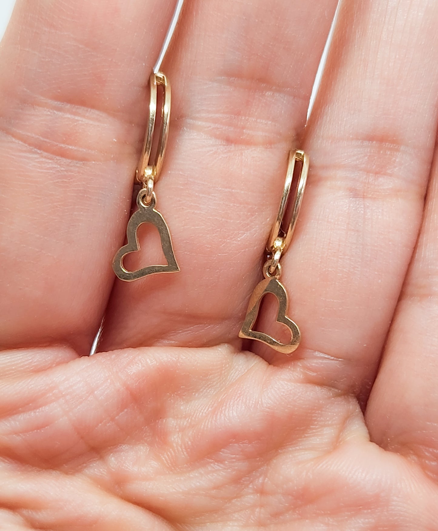 Huggies con dije corazón lisos oro 10k