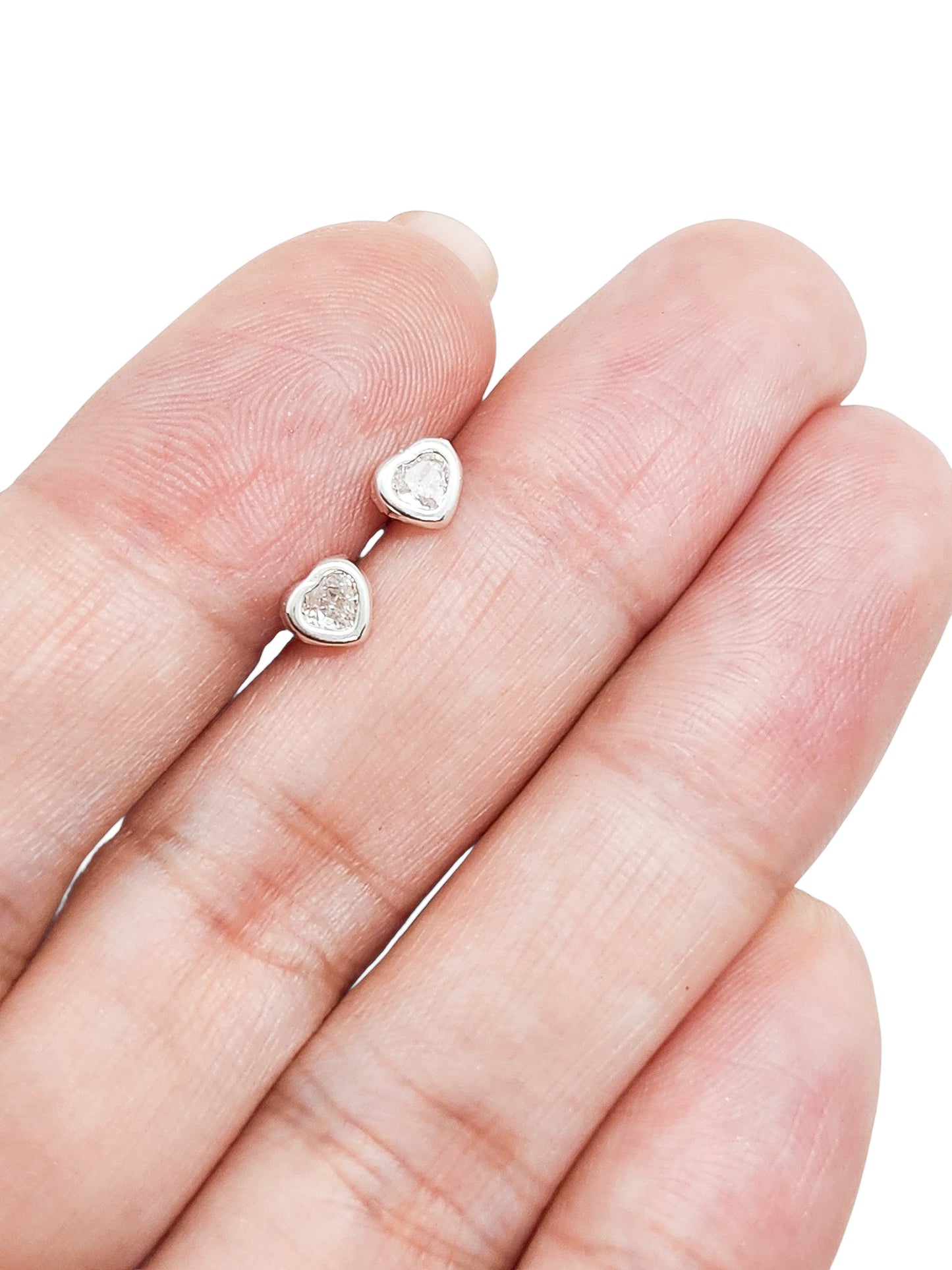 Par de broqueles biselados corazón blanco plata 925