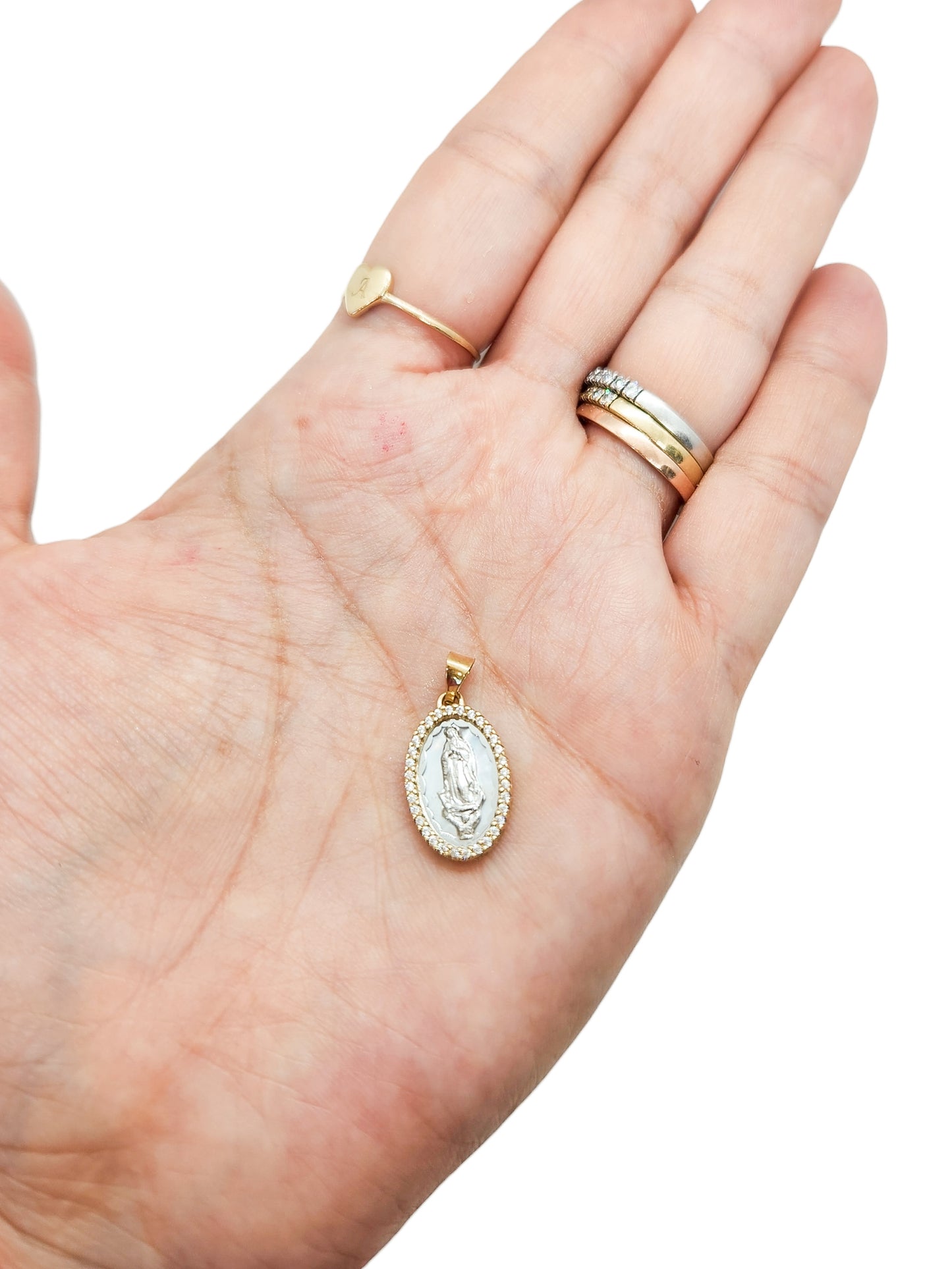 Dije medalla virgen con zirconias, madre perla y oro blanco oro 10k