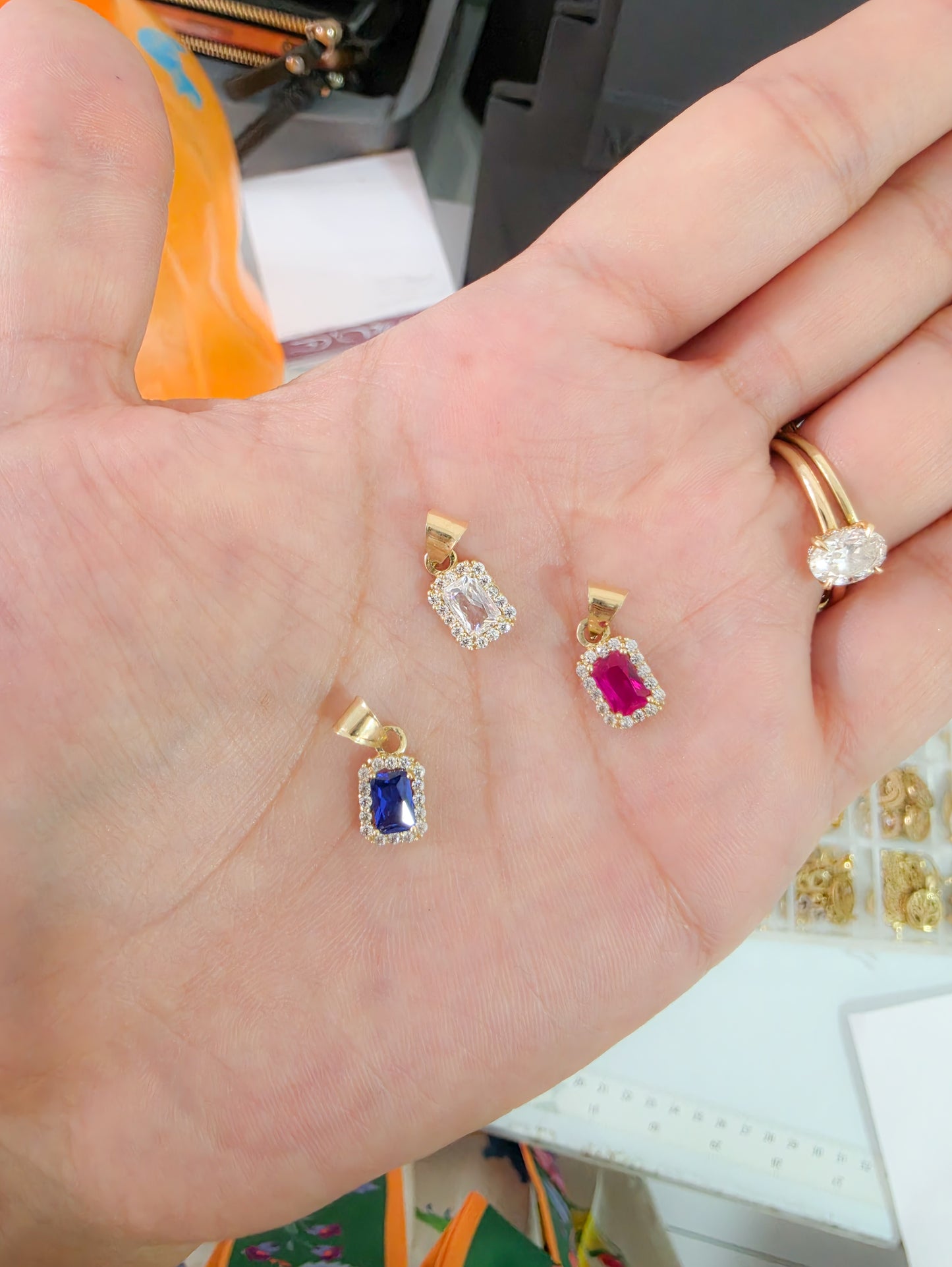 Dije corte esmeralda con zirconia rosa fiucsa oro 10k
