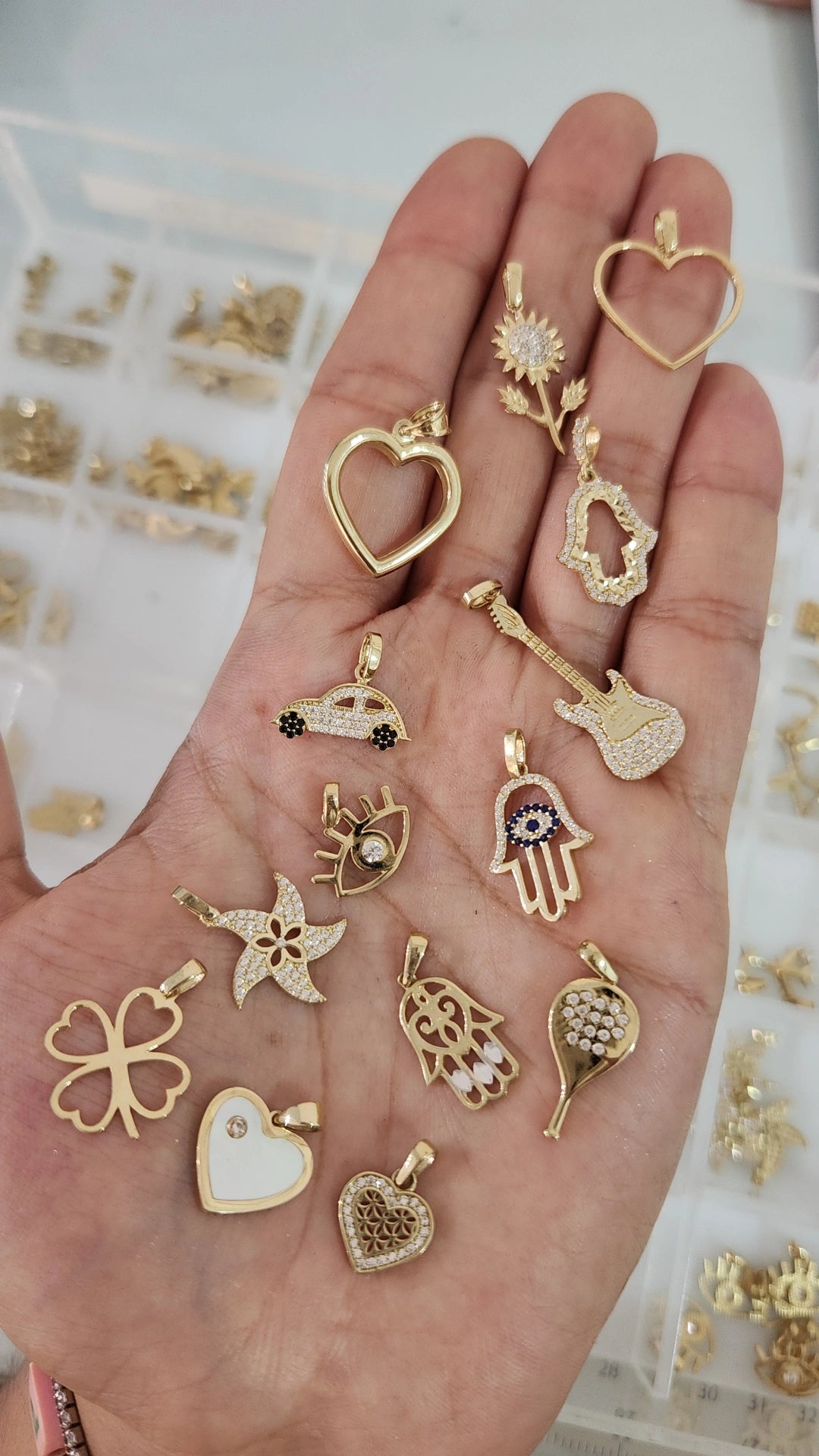 Dije corazón madre perla con piedra oro 10k