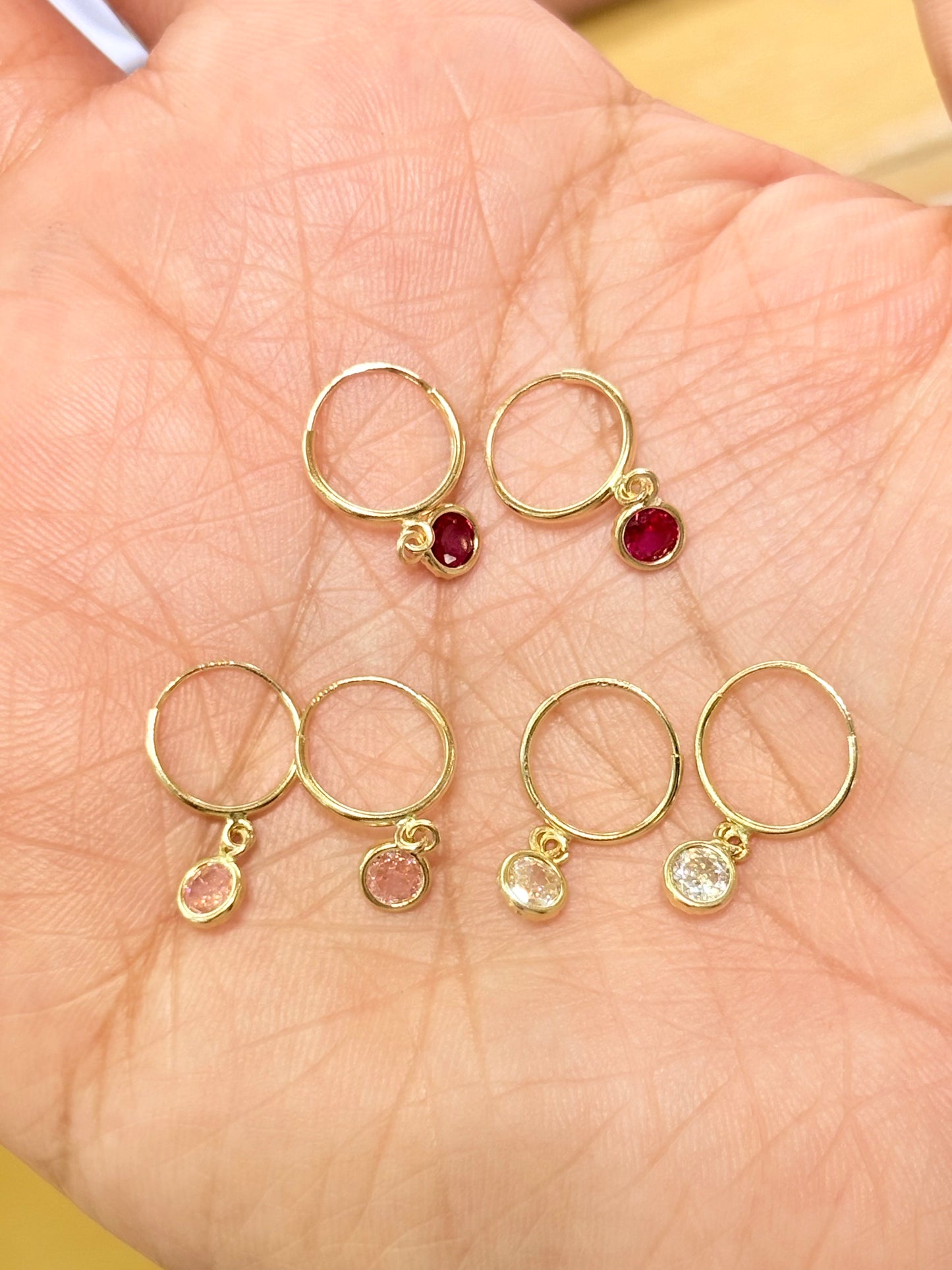 Par arracada mini con dije circonita rosa fiucsa Oro 10K