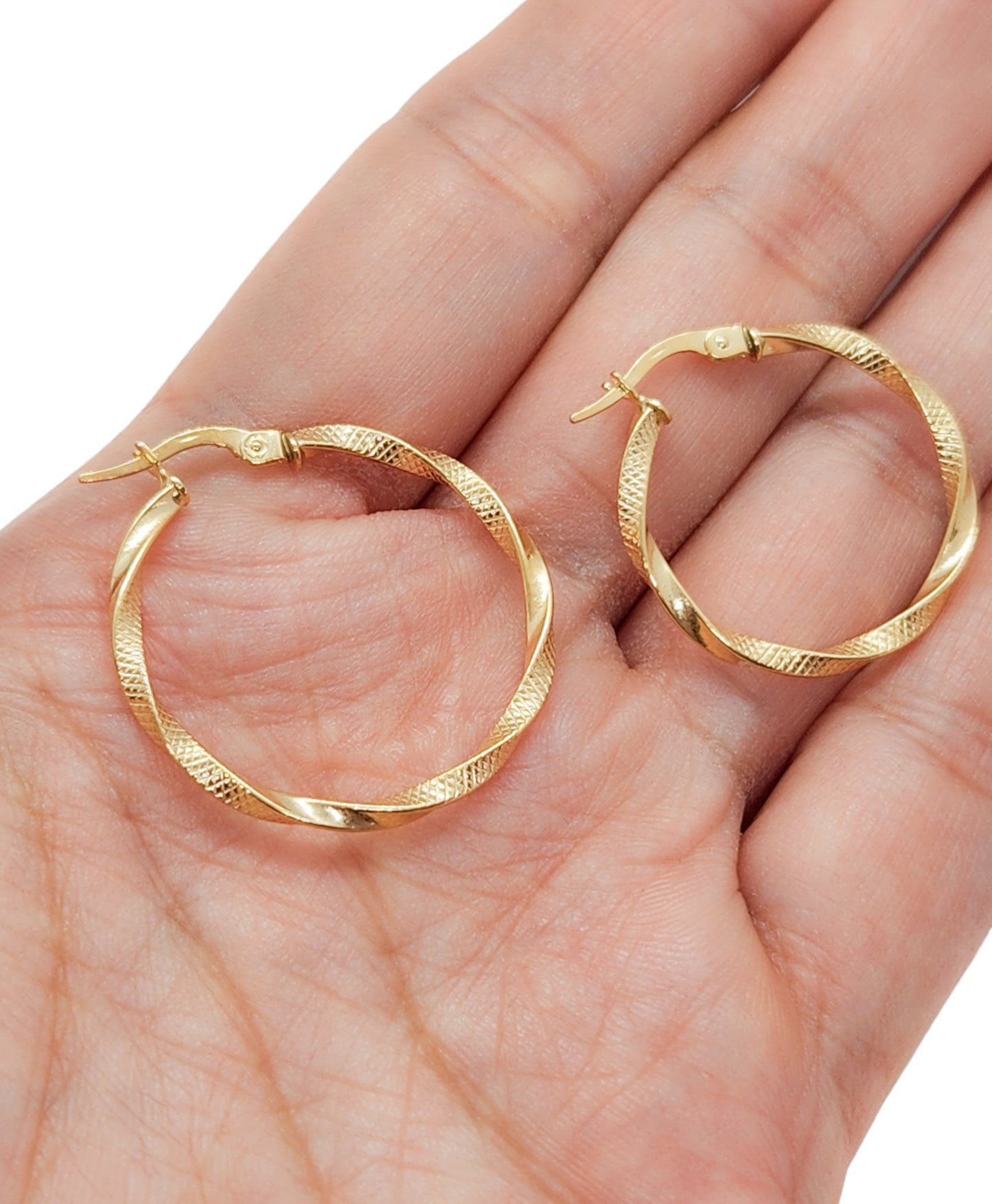 Arracada torcida oro 10k CHICA Y GRANDE (2 tamaños diferentes)