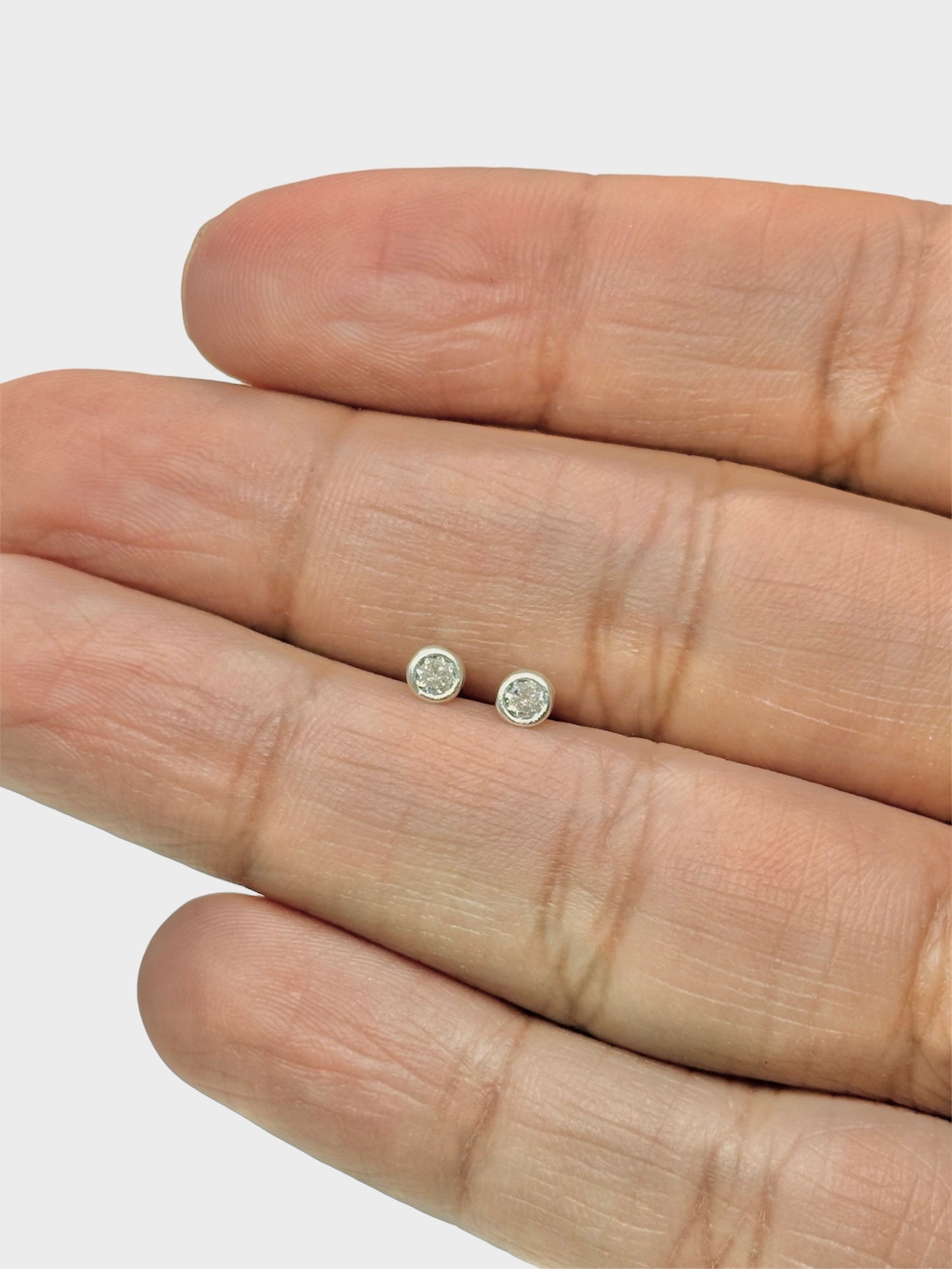 Amaris Broquel Biselado Redondo con circonia 3mm Plata 925