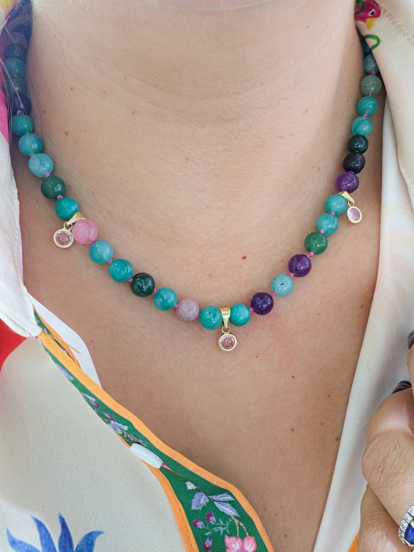 Gargantilla jade con dijes y broche de oro 10k