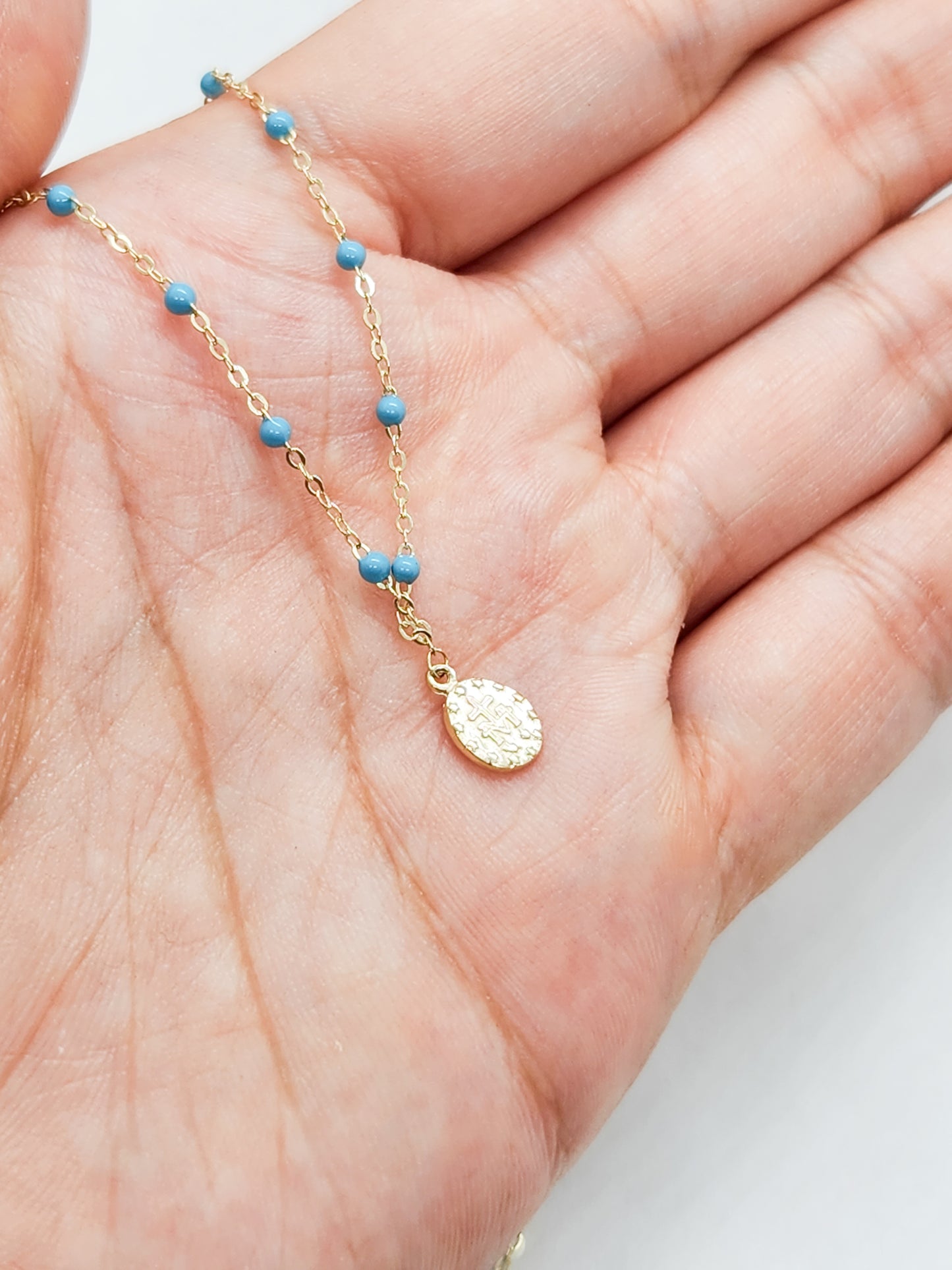 Gargantilla esmalte azul con medalla virgen oro 10k
