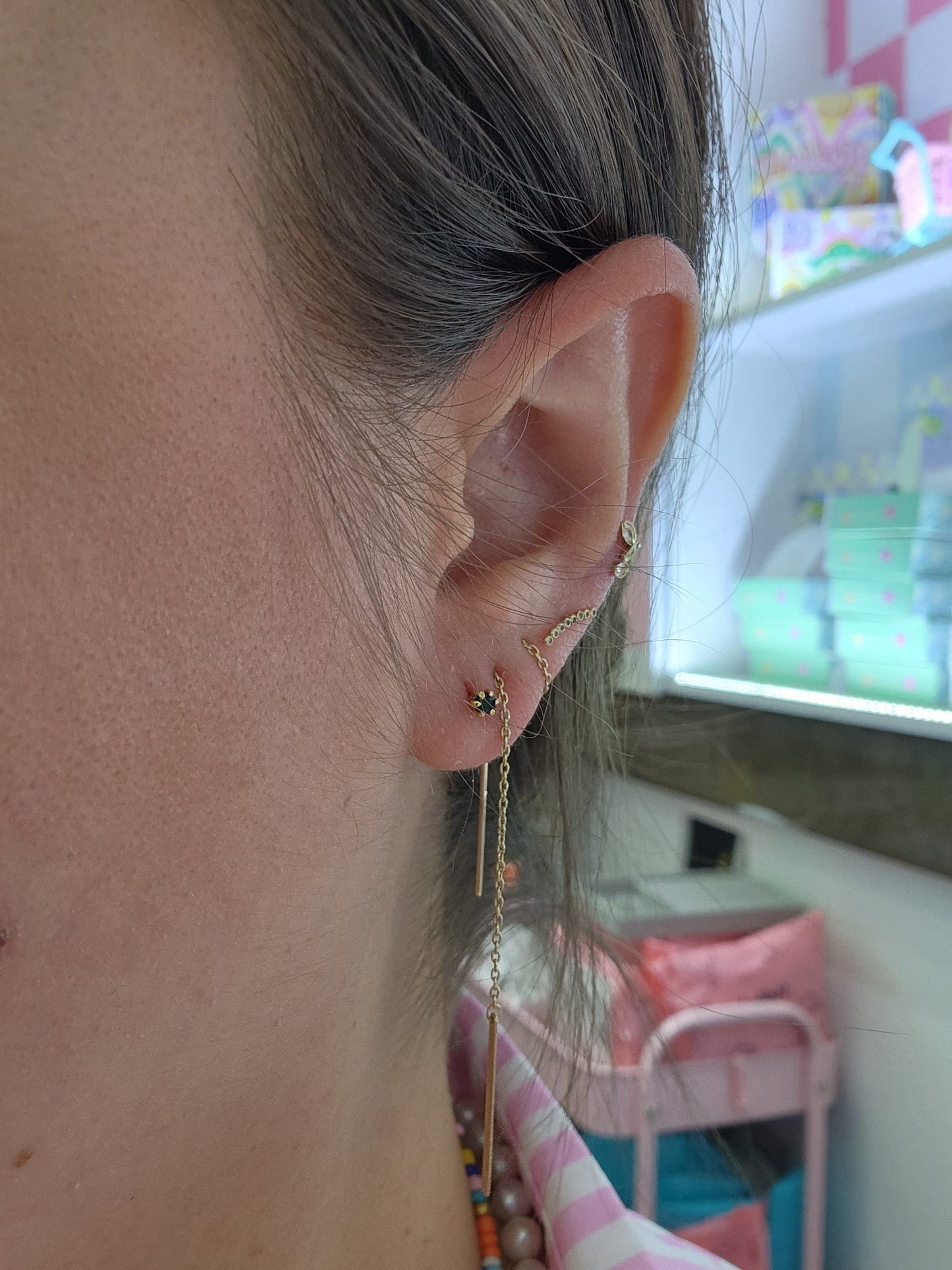 Par de Aretes broquel piedra natural zafiro negro plata 925 con baño de oro