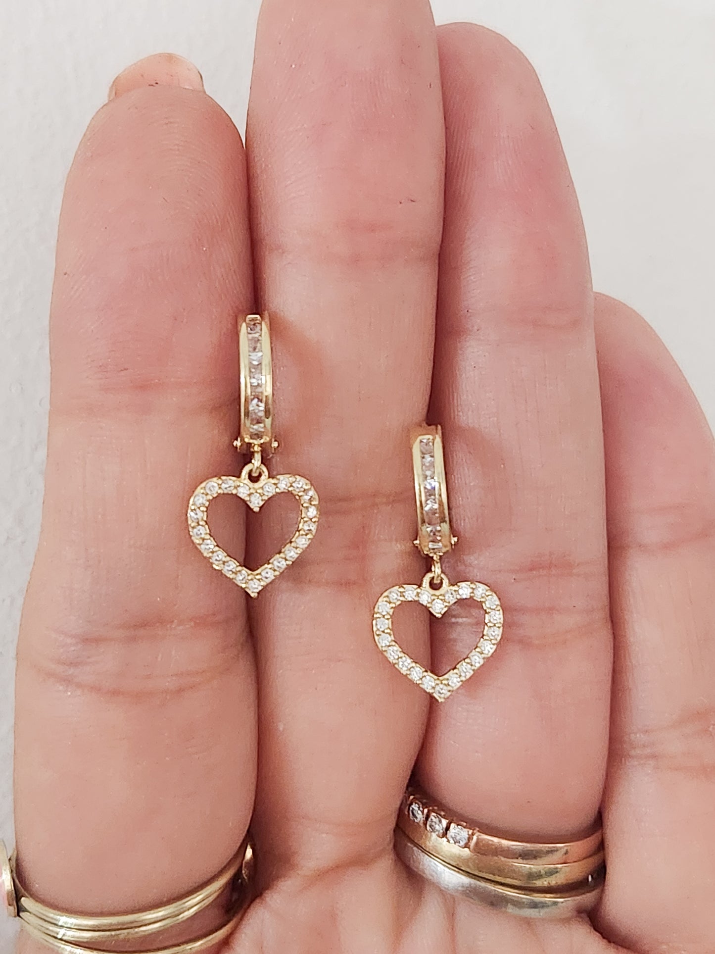 Huggies con dije corazón oro 10k