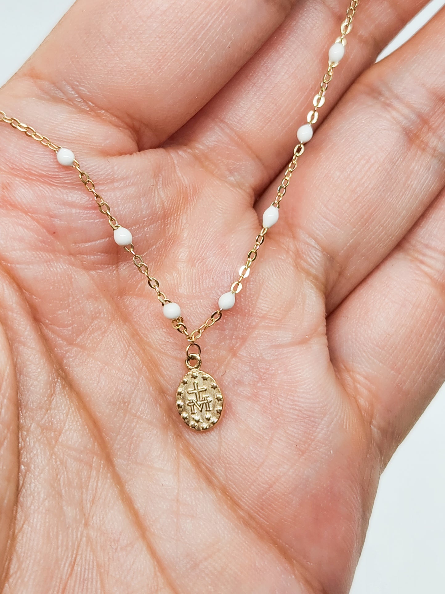 Gargantilla esmalte blanco con medalla virgen oro 10k
