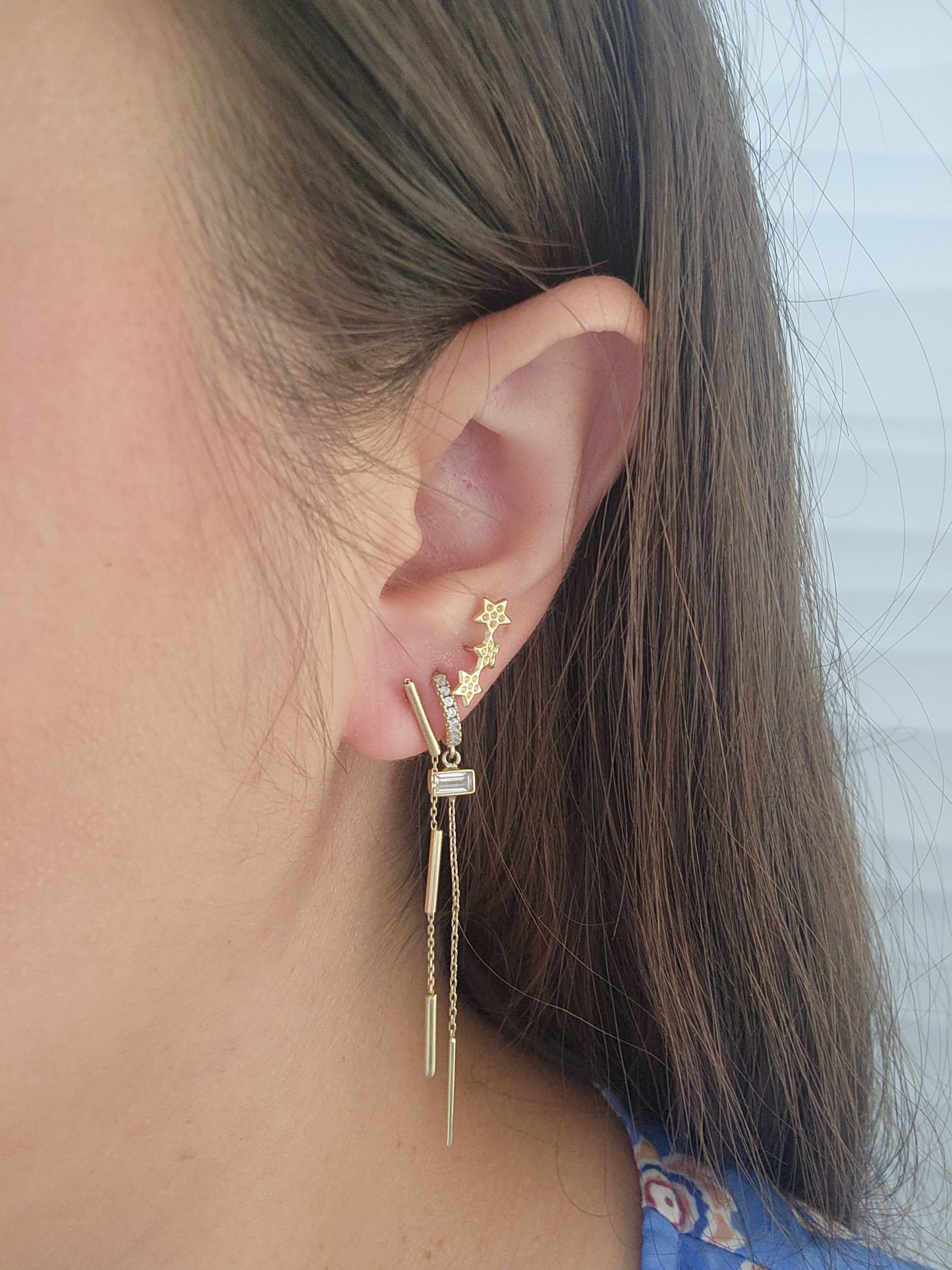 Par o Pieza de arete con cadena triple barra Oro de 10k DORADO