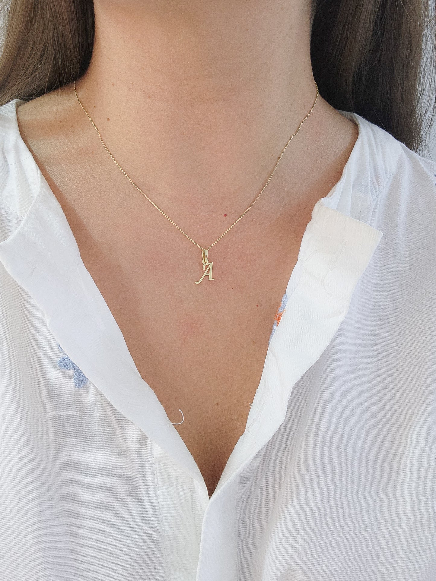 Dije con inicial abecedario ultraligero oro 10k DORADO