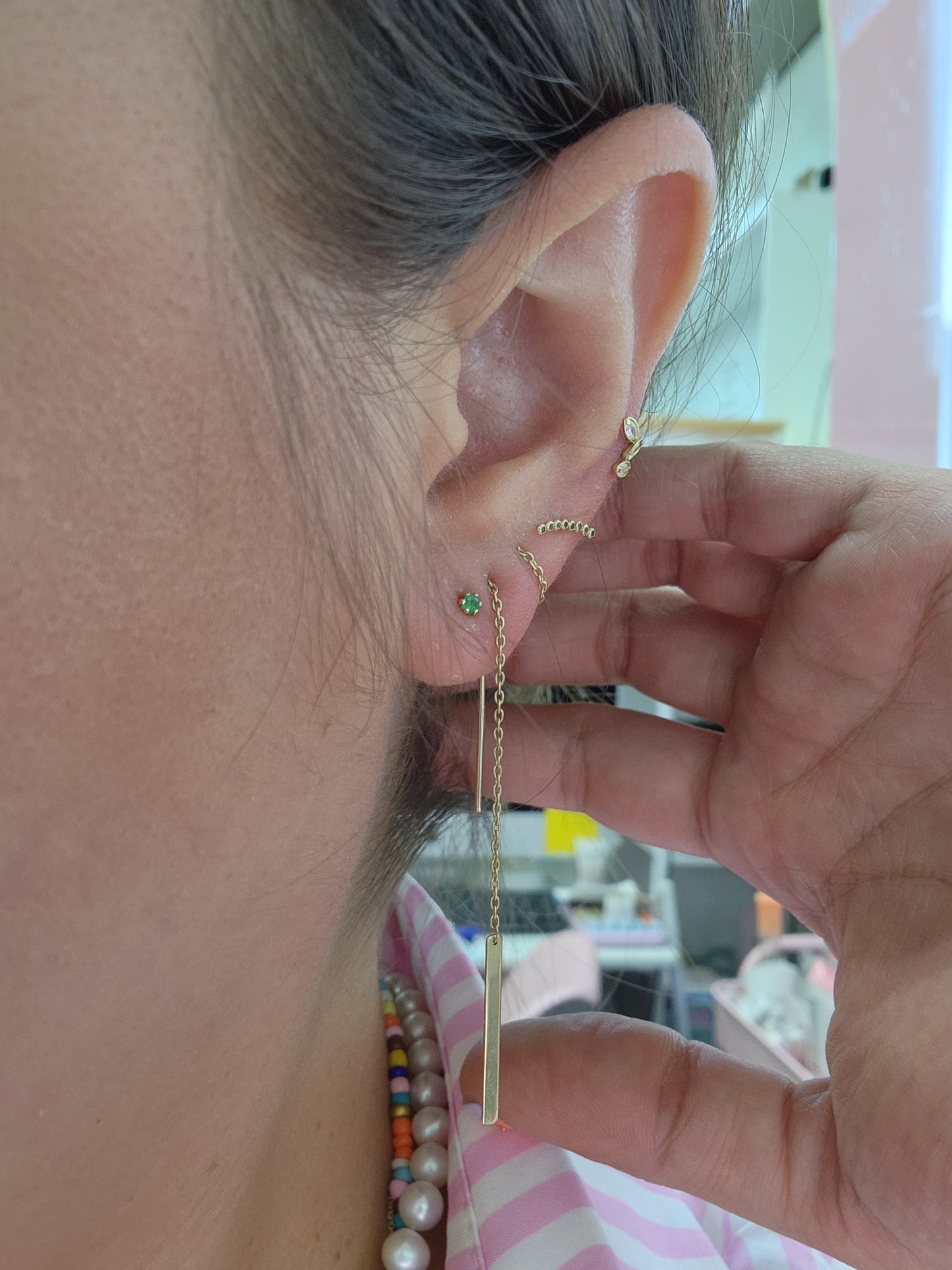 Par de Aretes broquel piedra natural esmeralda plata 925 con baño de oro