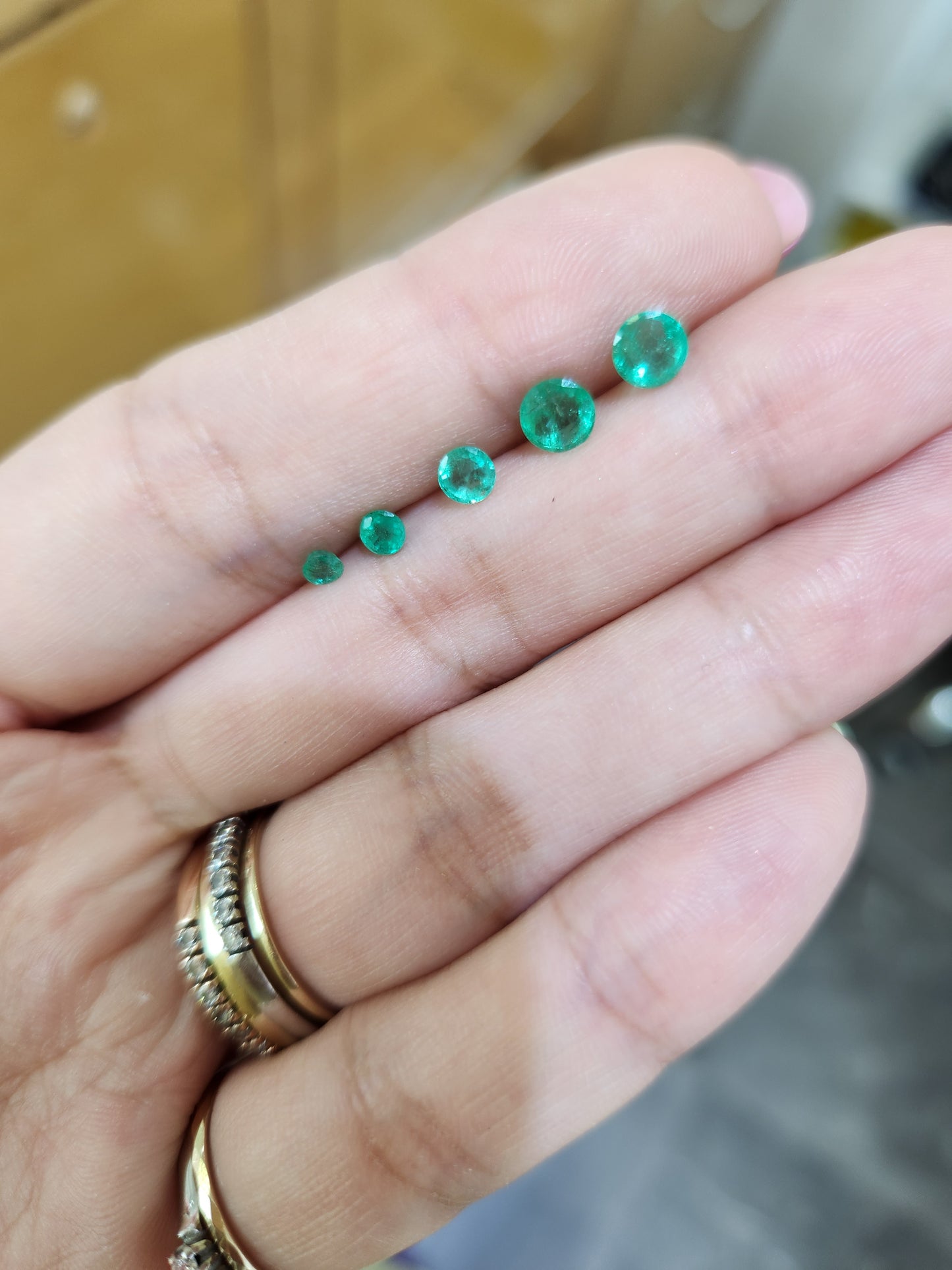 Aretes Esmeralda natural oro 10k