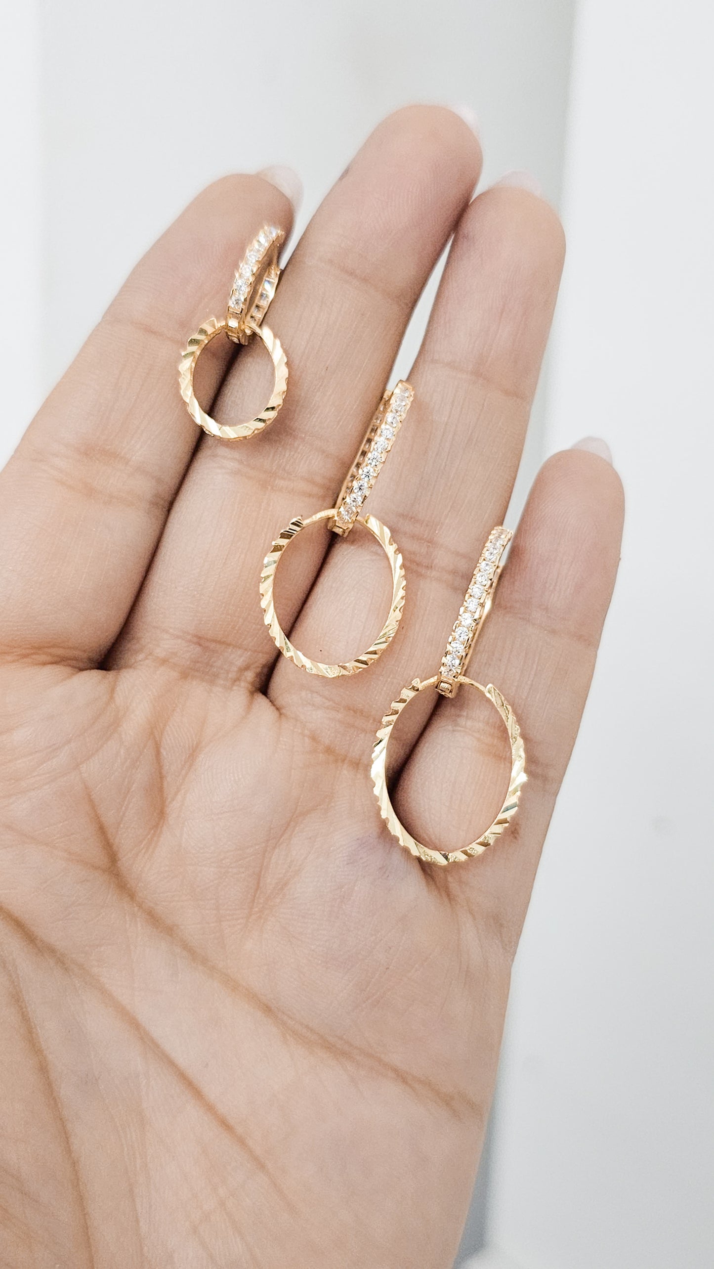 Huggies diamantadas con zirconias ovaladas oro 10k DORADO