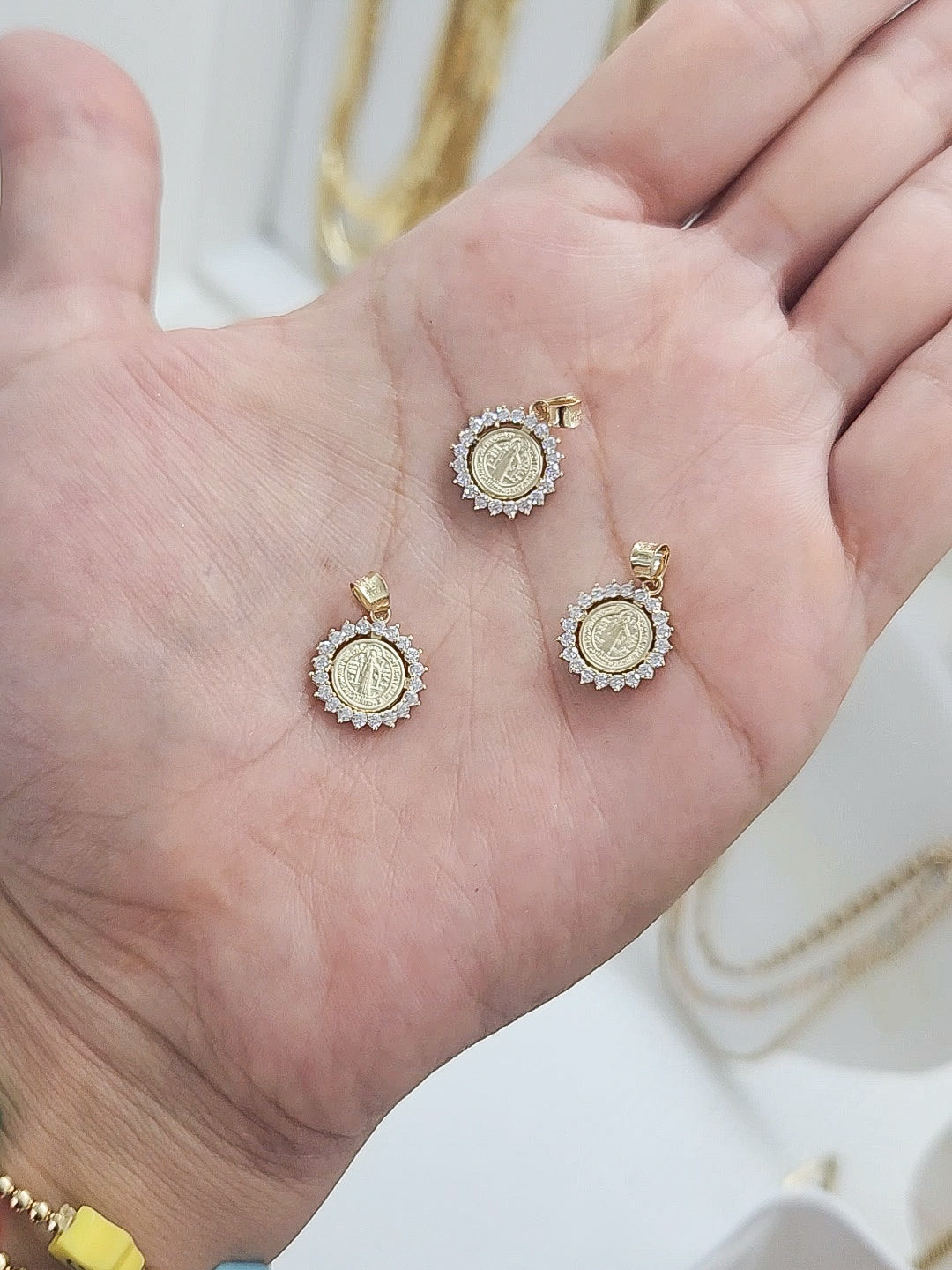 Dije medalla San Benito con zirconias blancas redondo oro 10k