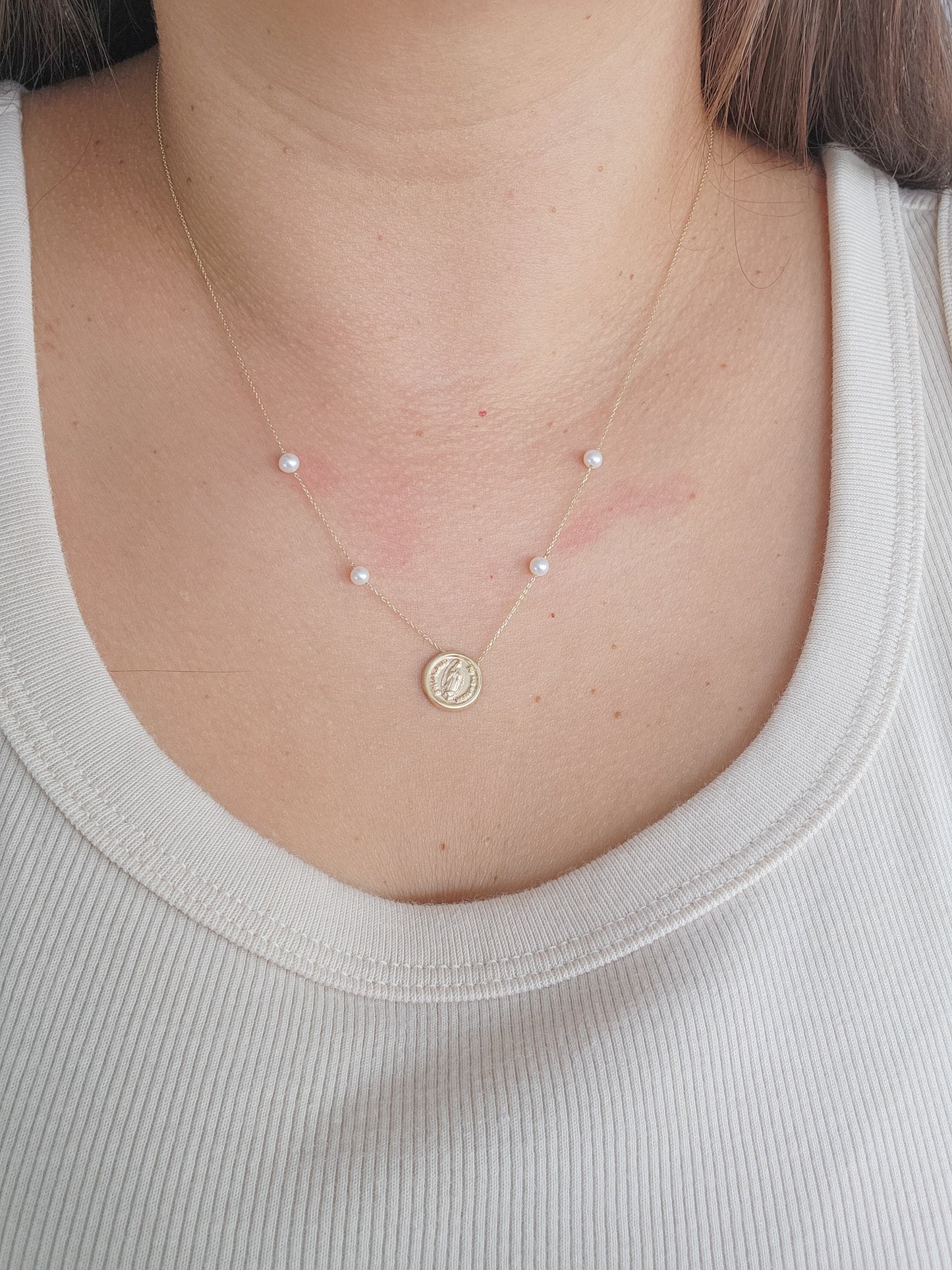 Gargantilla con medalla de la virgen y perla natural oro 10k