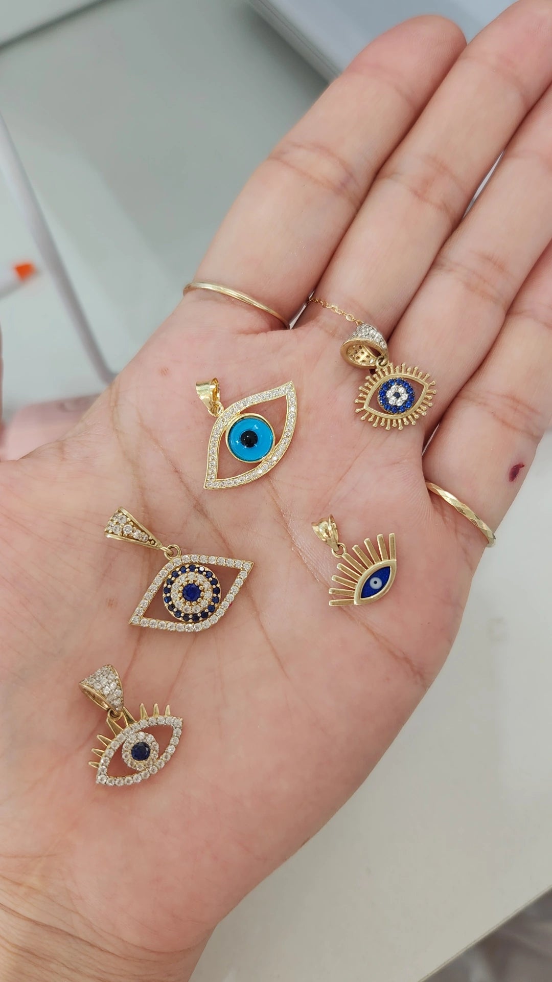 Dije Ojo con pestañas con piedras oro 10k