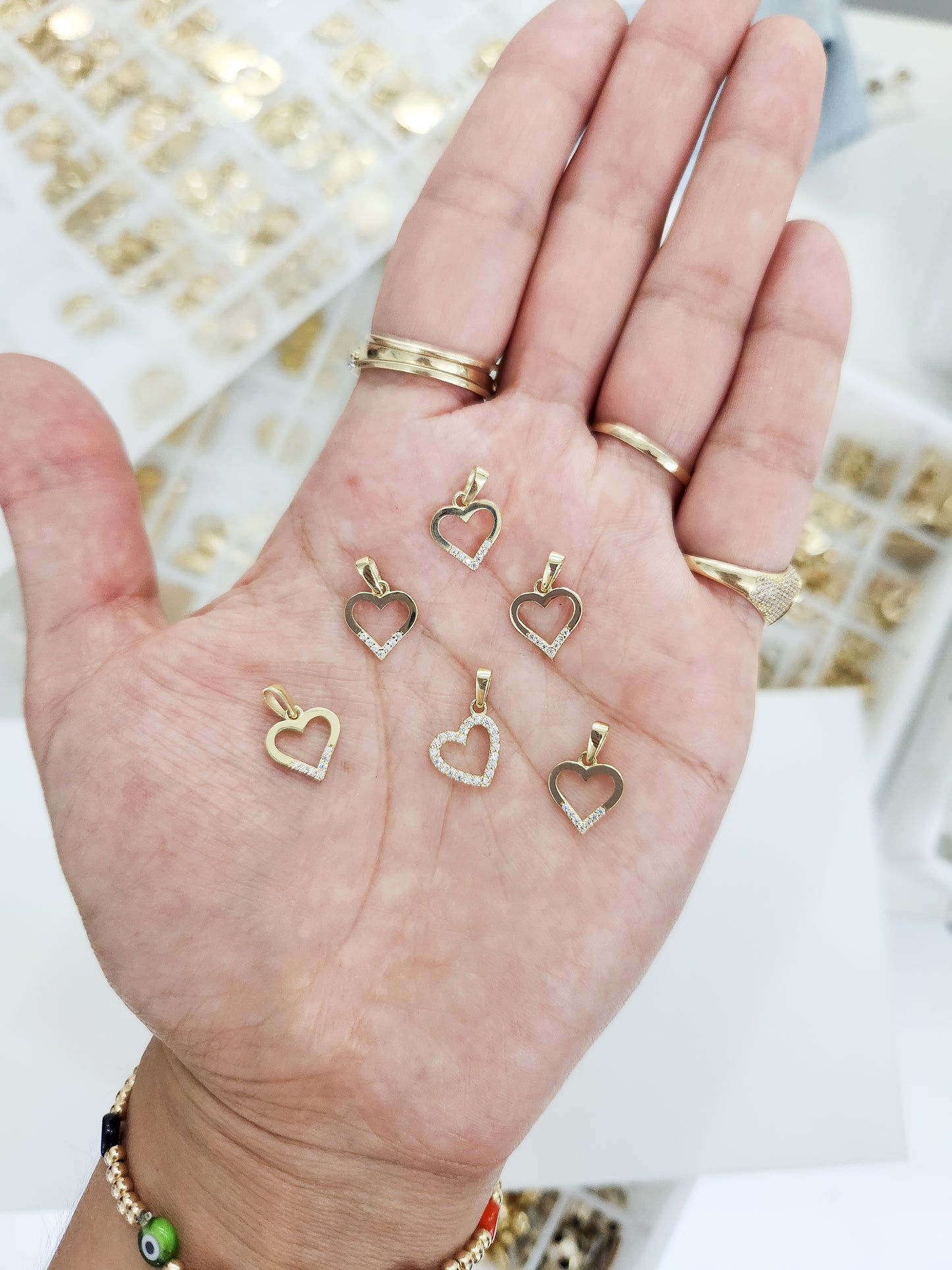 Dije corazón con piedras blancas oro 10k