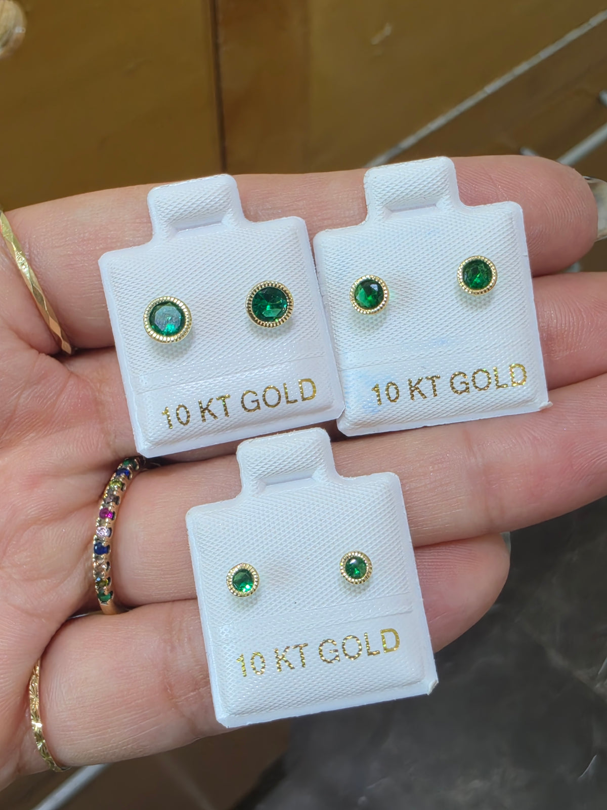 Par de Broquel bisel facetado básico verde oro 10k
