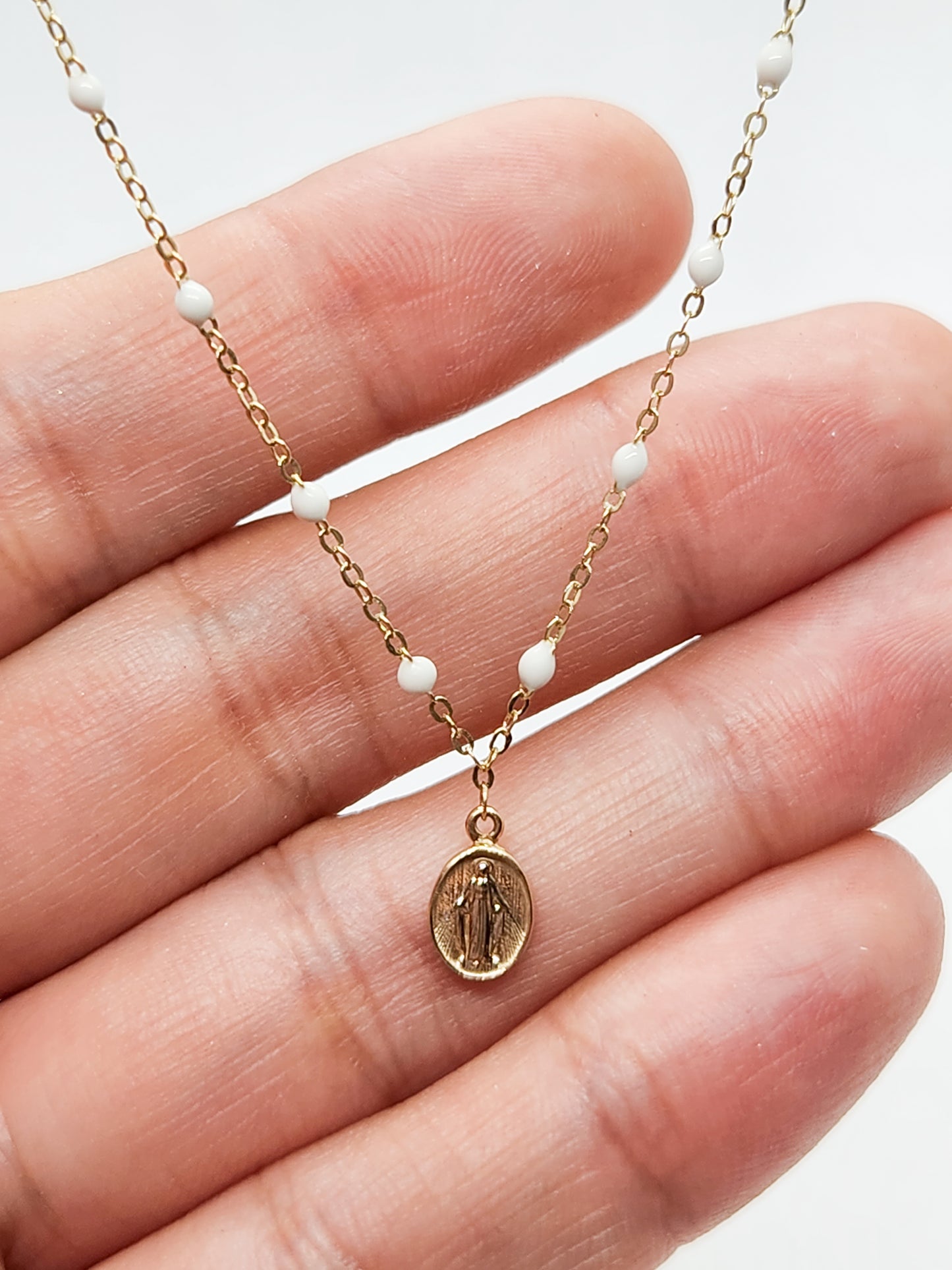 Gargantilla esmalte blanco con medalla virgen oro 10k