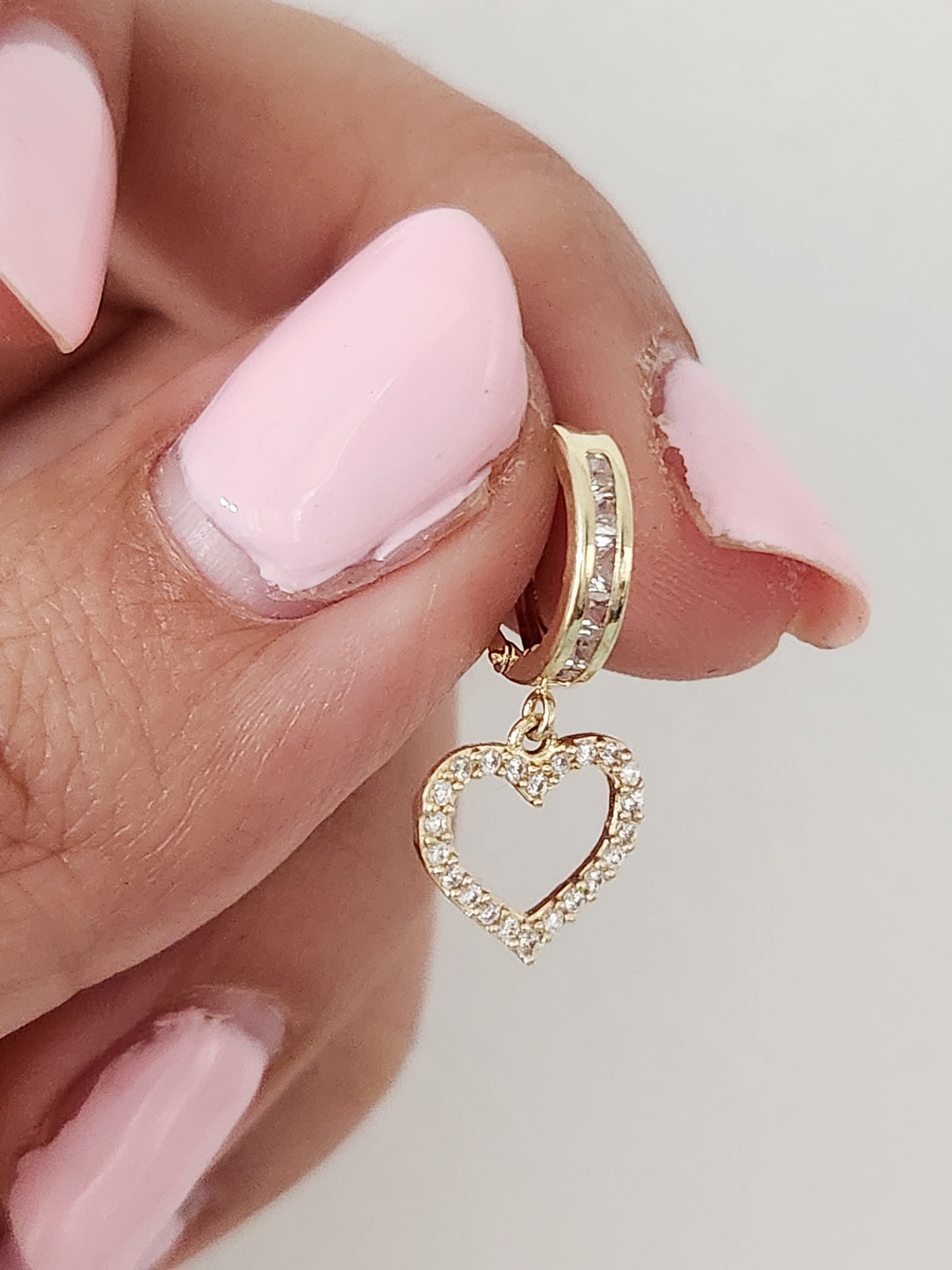 Huggies con dije corazón oro 10k