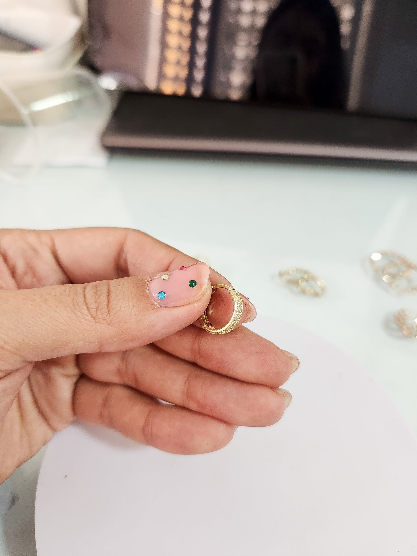 Huggies doble con piedras blancas (doble vista) oro 10k