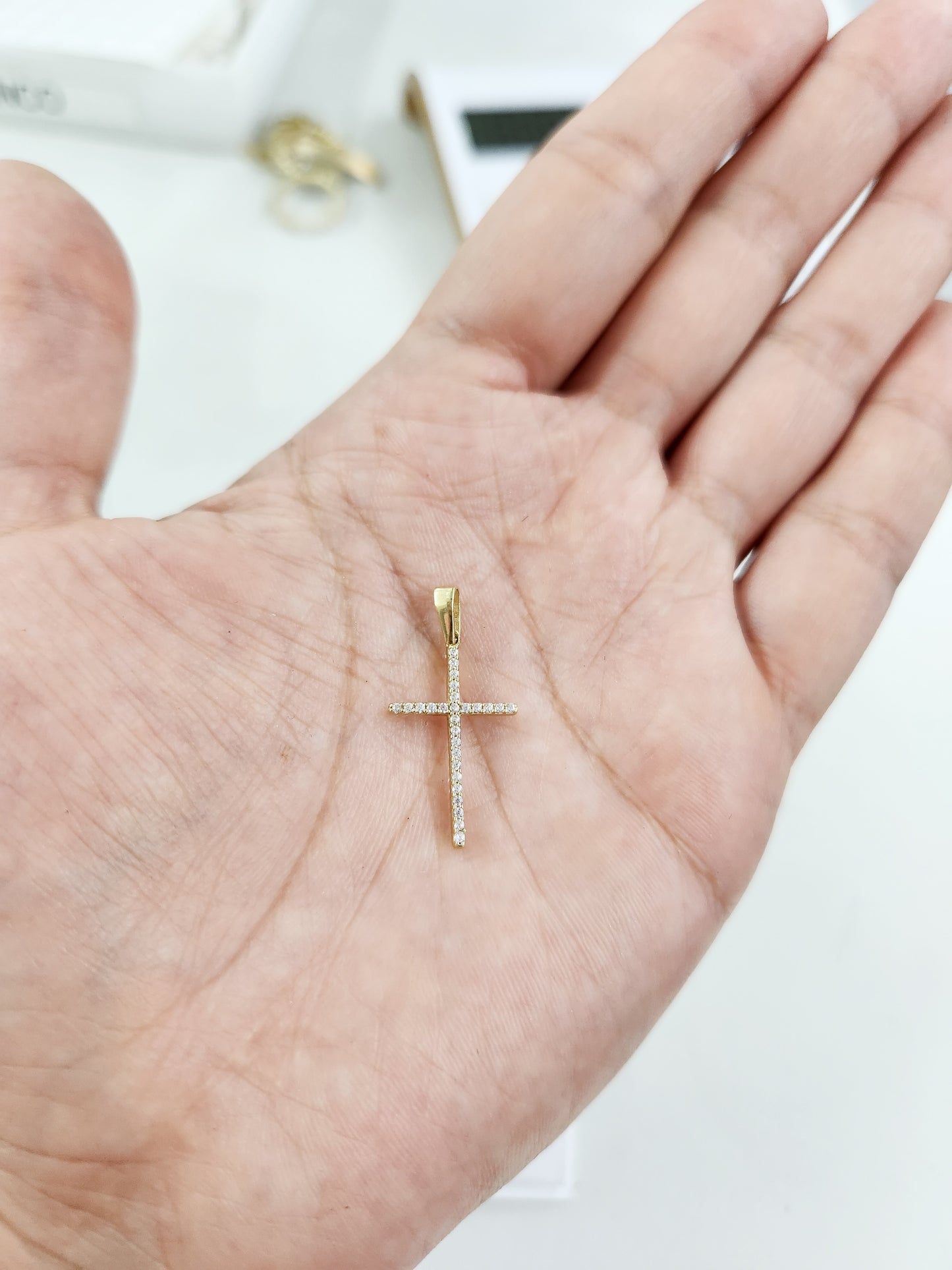 Dije cruz con piedras blancas larga oro 10k