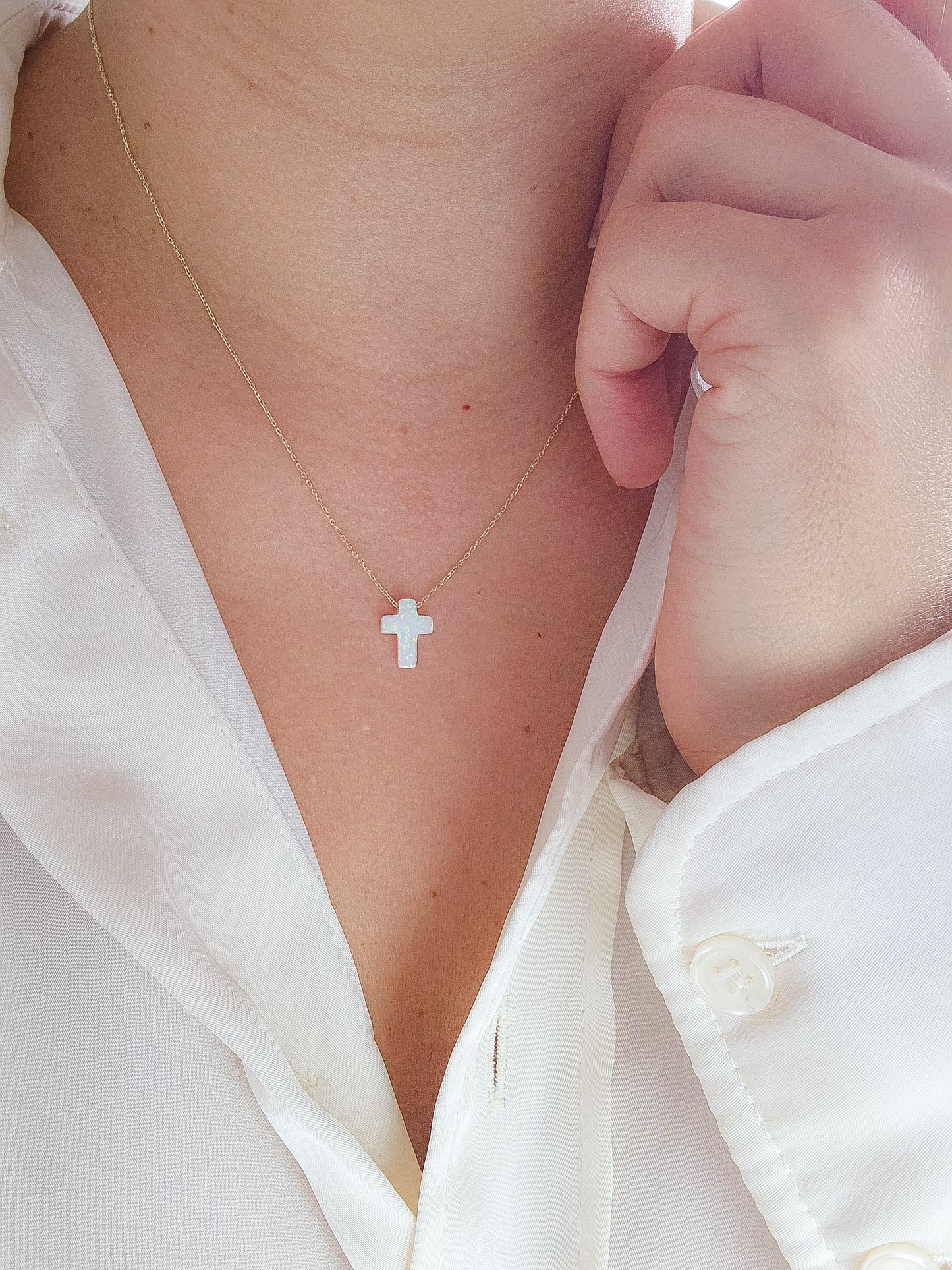 Gargantilla de dije de ópalo cruz en oro 10k