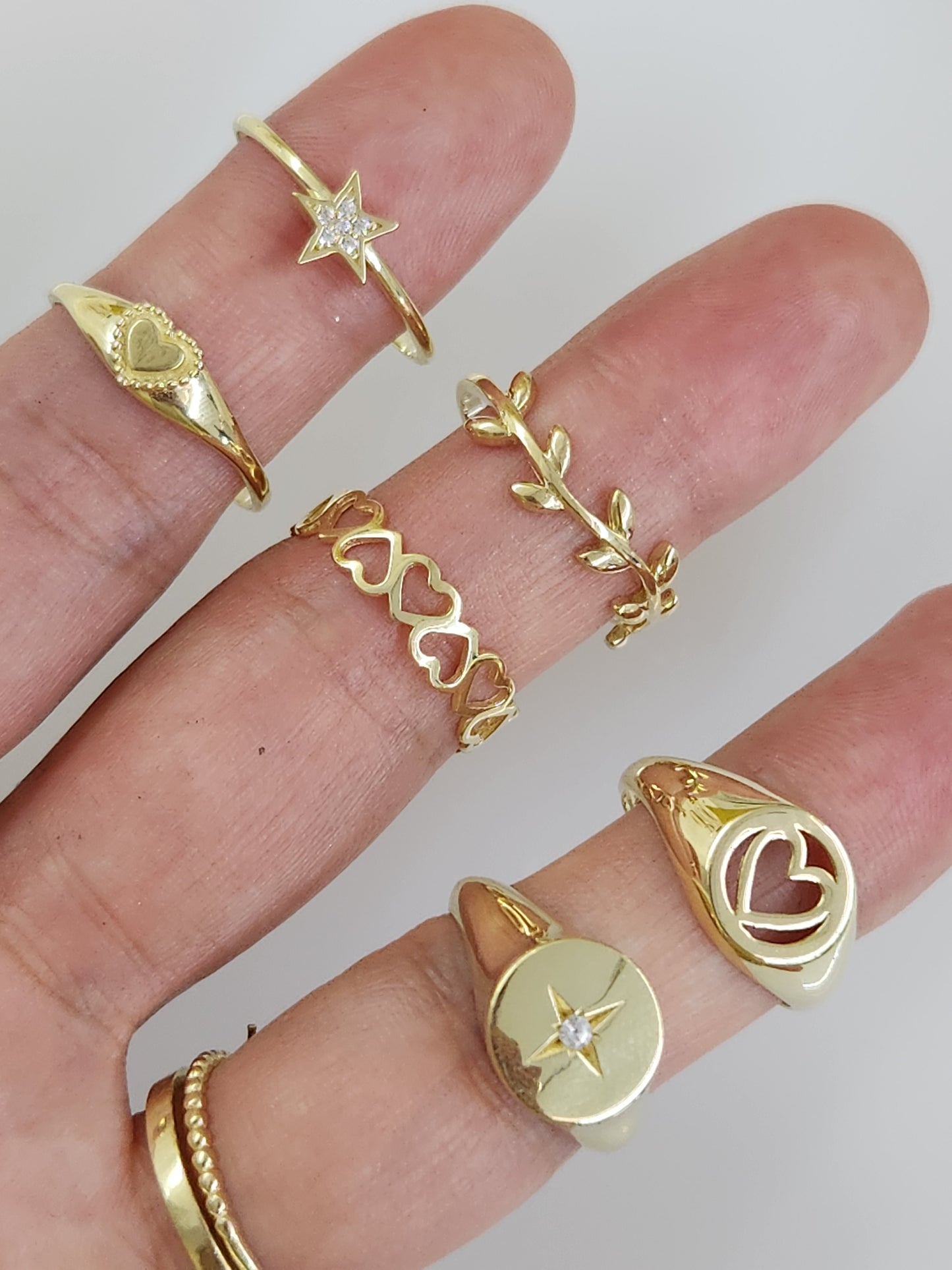 Anillo sello corazón en oro 10k dorado