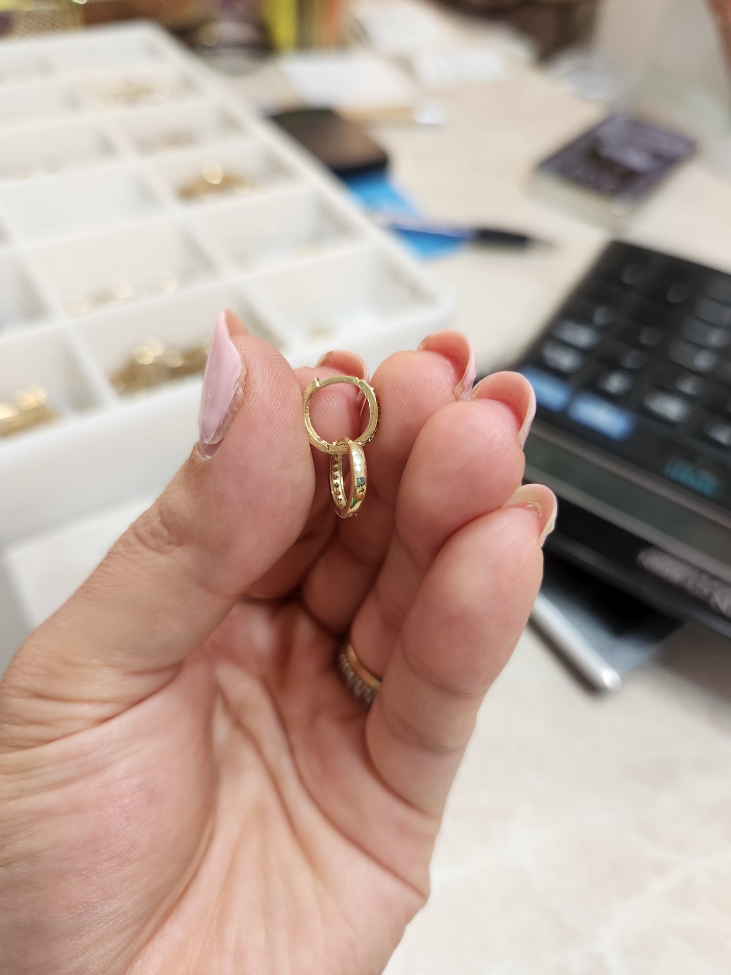 Par de huggies con piedras básico 1cm oro 10k