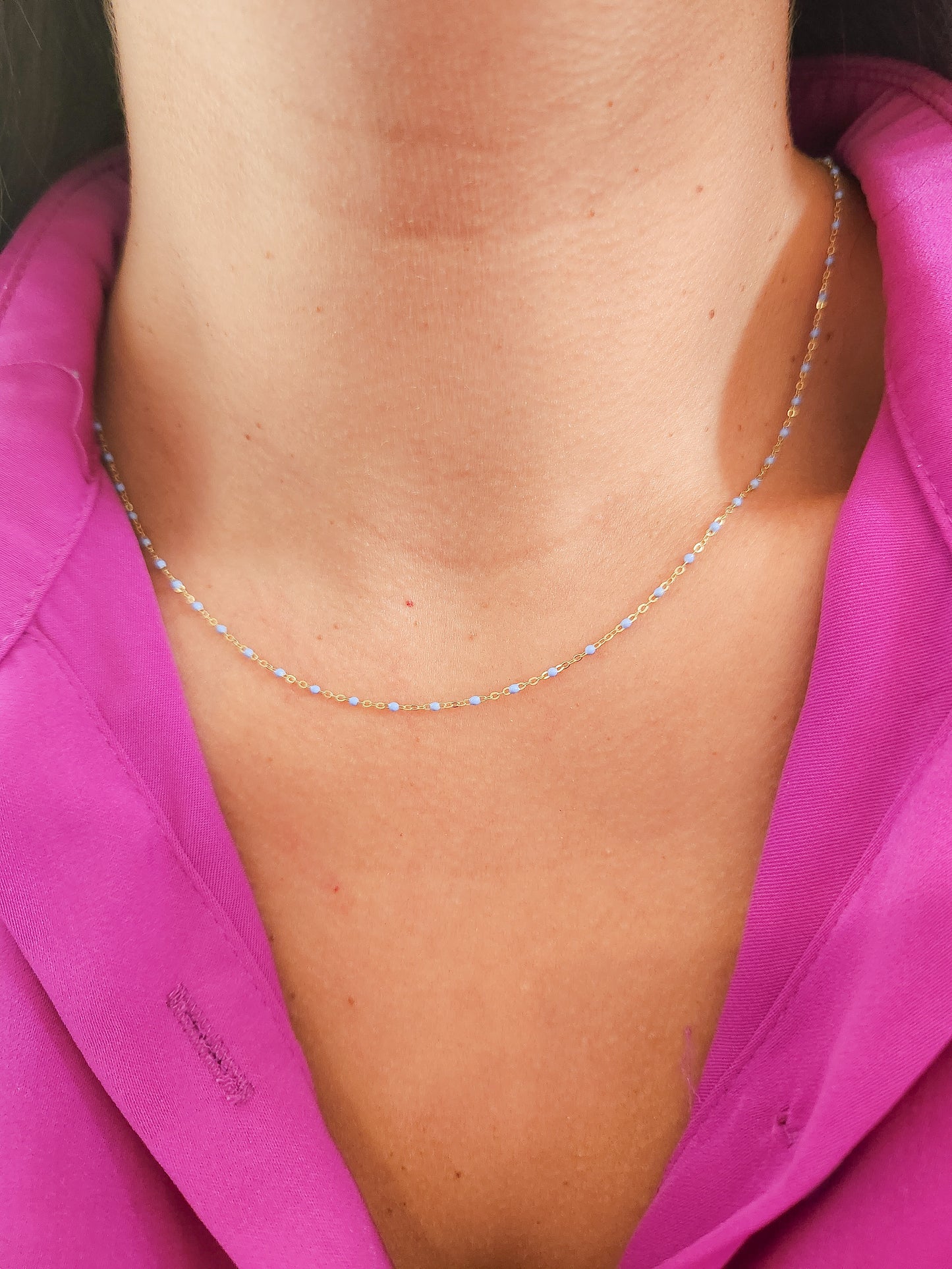 Gargantilla con bolitas de esmalte en color azul