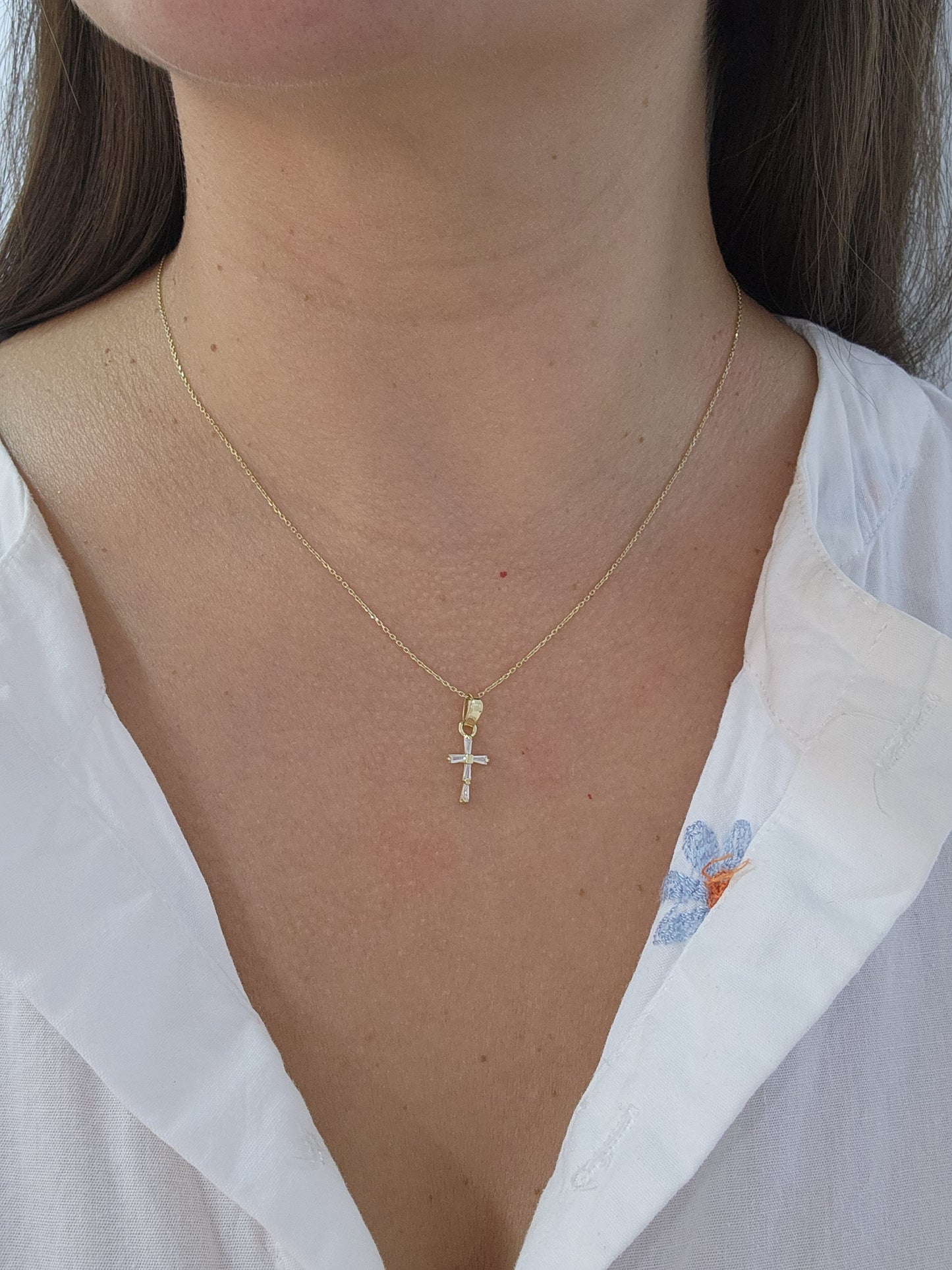 Dije cruz con piedras blancas mini oro 10k