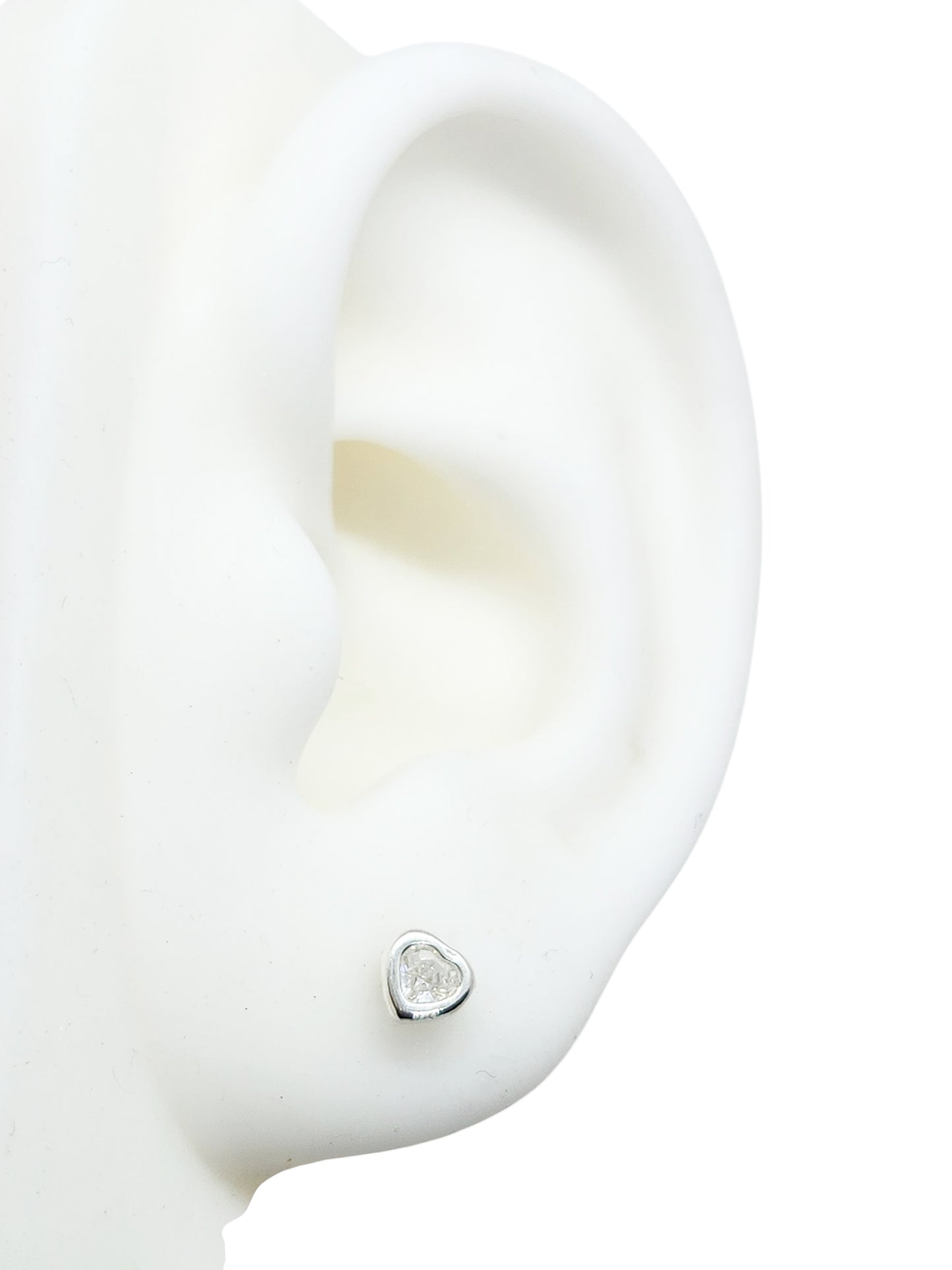 Par de broqueles biselados corazón blanco plata 925