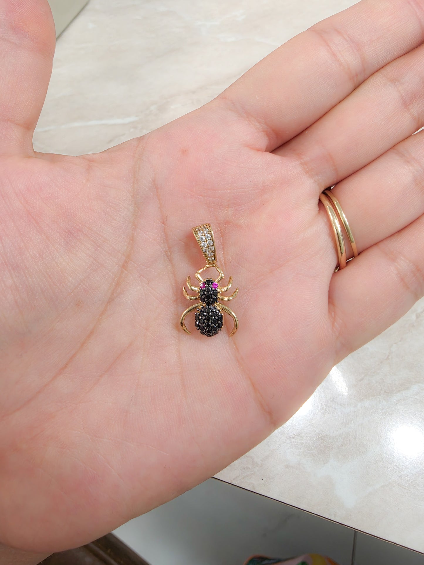 Dije de araña pierdas oro 10k