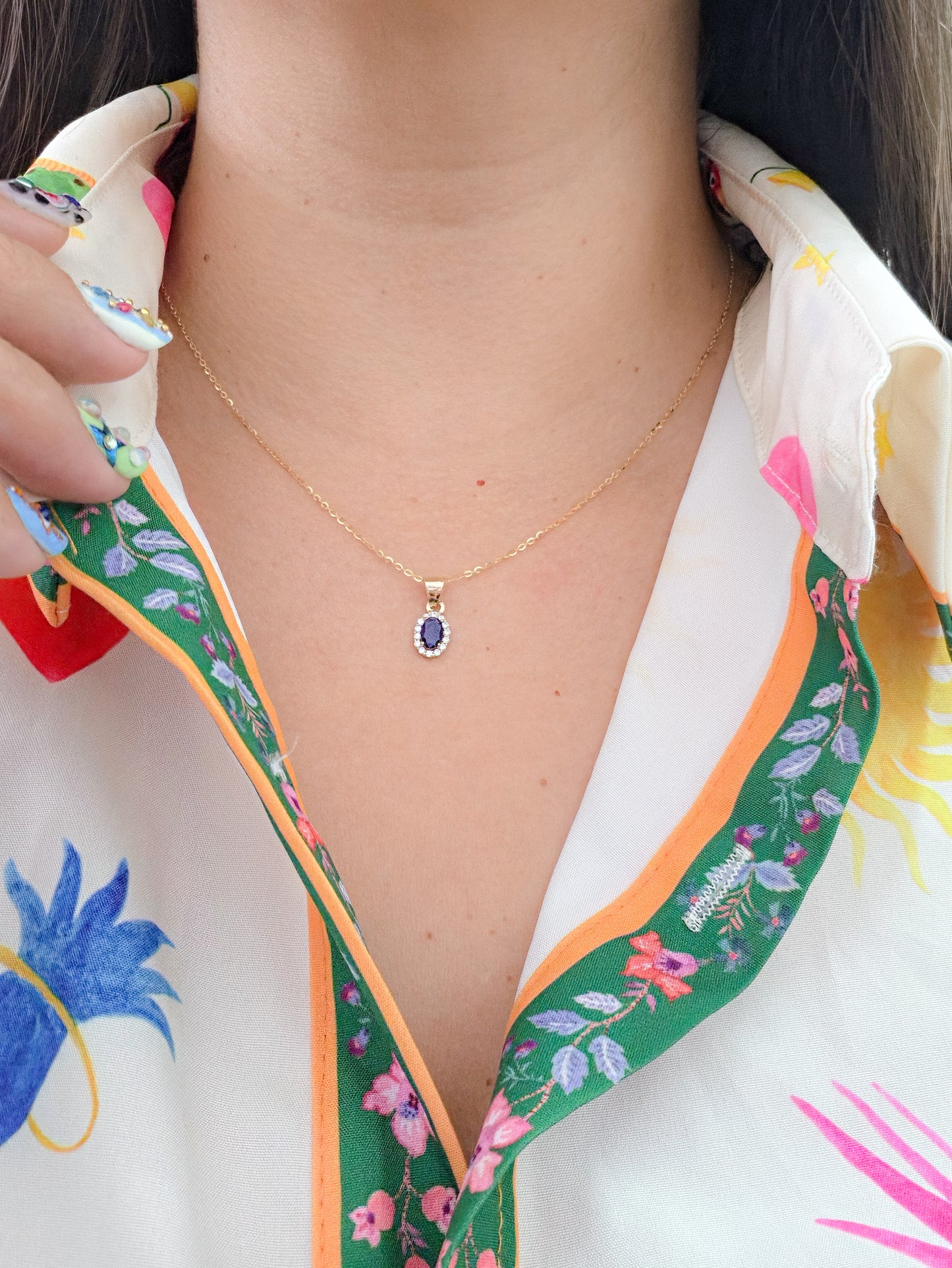 Dije corte oval con zirconia azul oro 10k