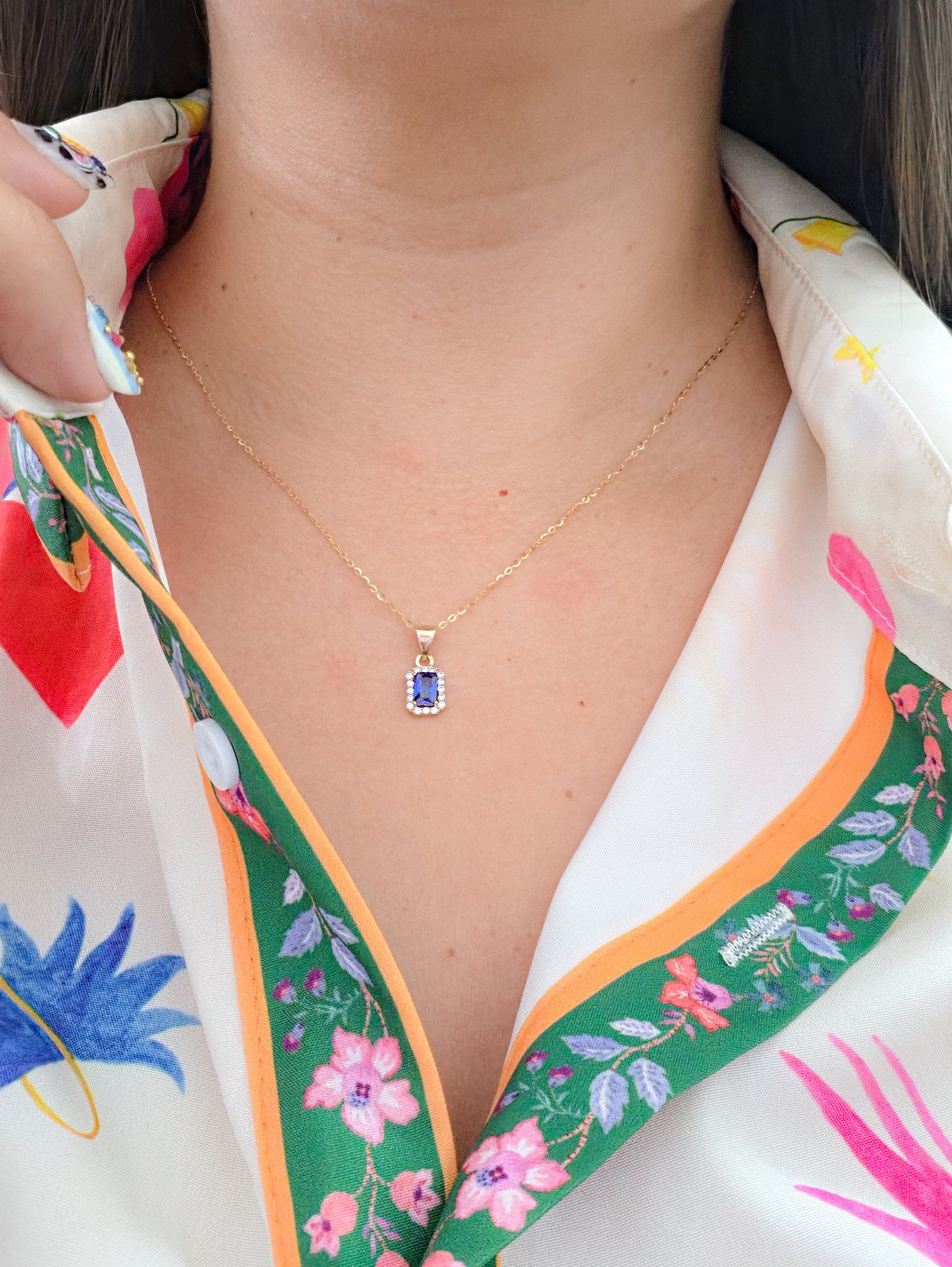 Dije corte esmeralda con zirconia azul oro 10k