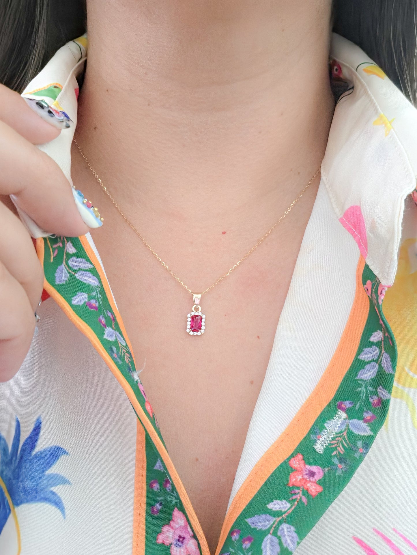 Dije corte esmeralda con zirconia rosa fiucsa oro 10k