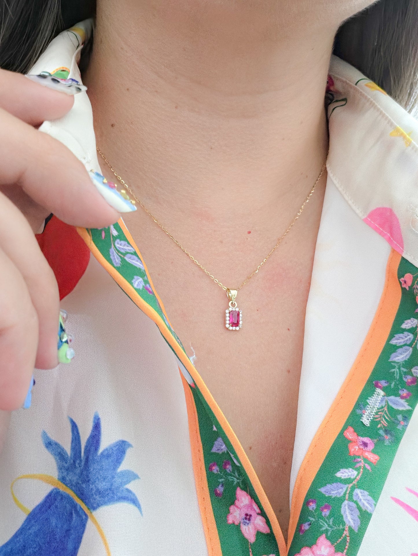 Dije corte esmeralda con zirconia rosa fiucsa oro 10k