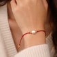 Pulsera de hilo rojo con Perla 1cm y 4 esferas bimetal 3mm