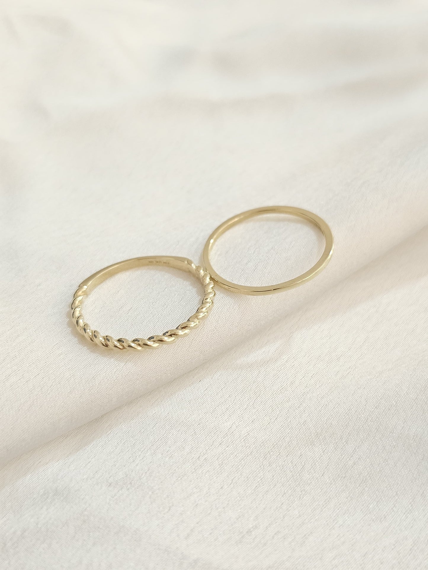 Anillo delgado torsal y liso oro 10k dorado