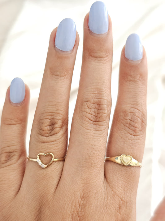 Anillo contorno corazón con piedras en oro 10k dorado