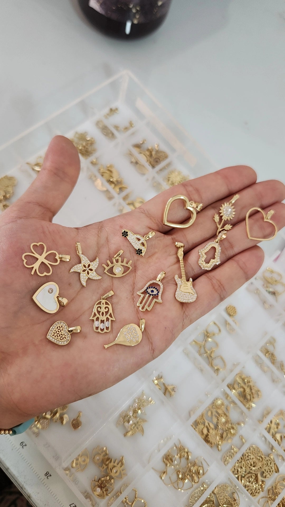 Dije corazón madre perla con piedra oro 10k
