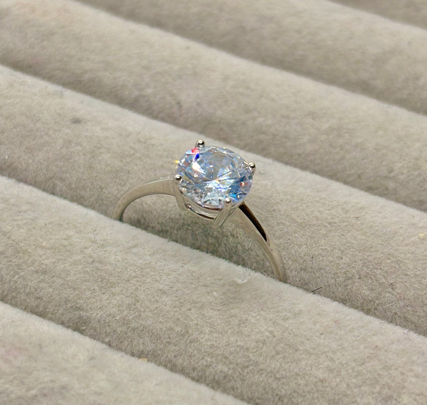Anillo con piedra Mossainita echo de plata 925
