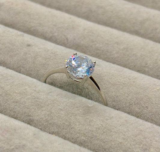 Anillo con piedra Mossainita echo de plata 925