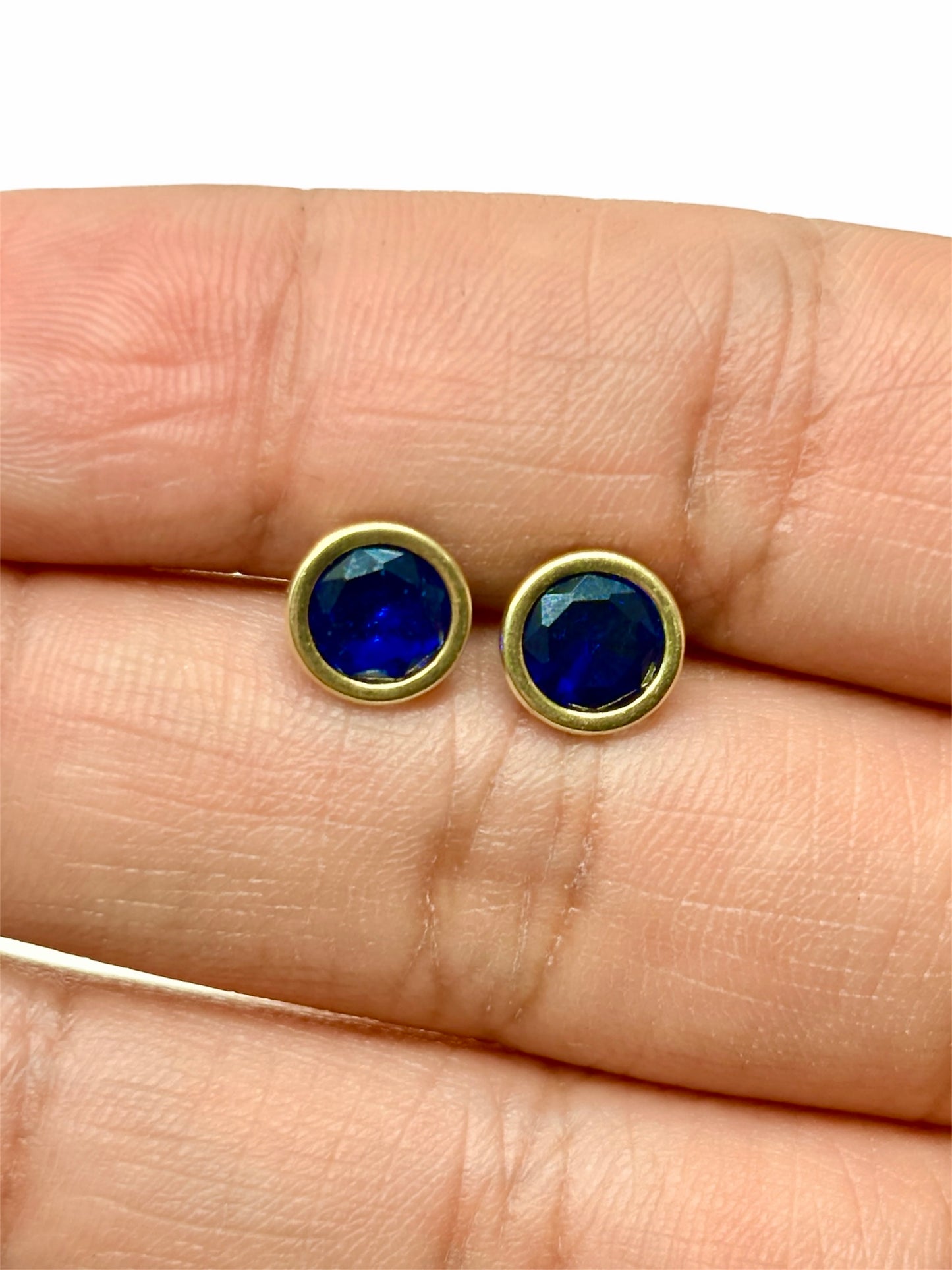 Par de Broquel básico con bisel y piedra circonita XL 7mm ORO 10K