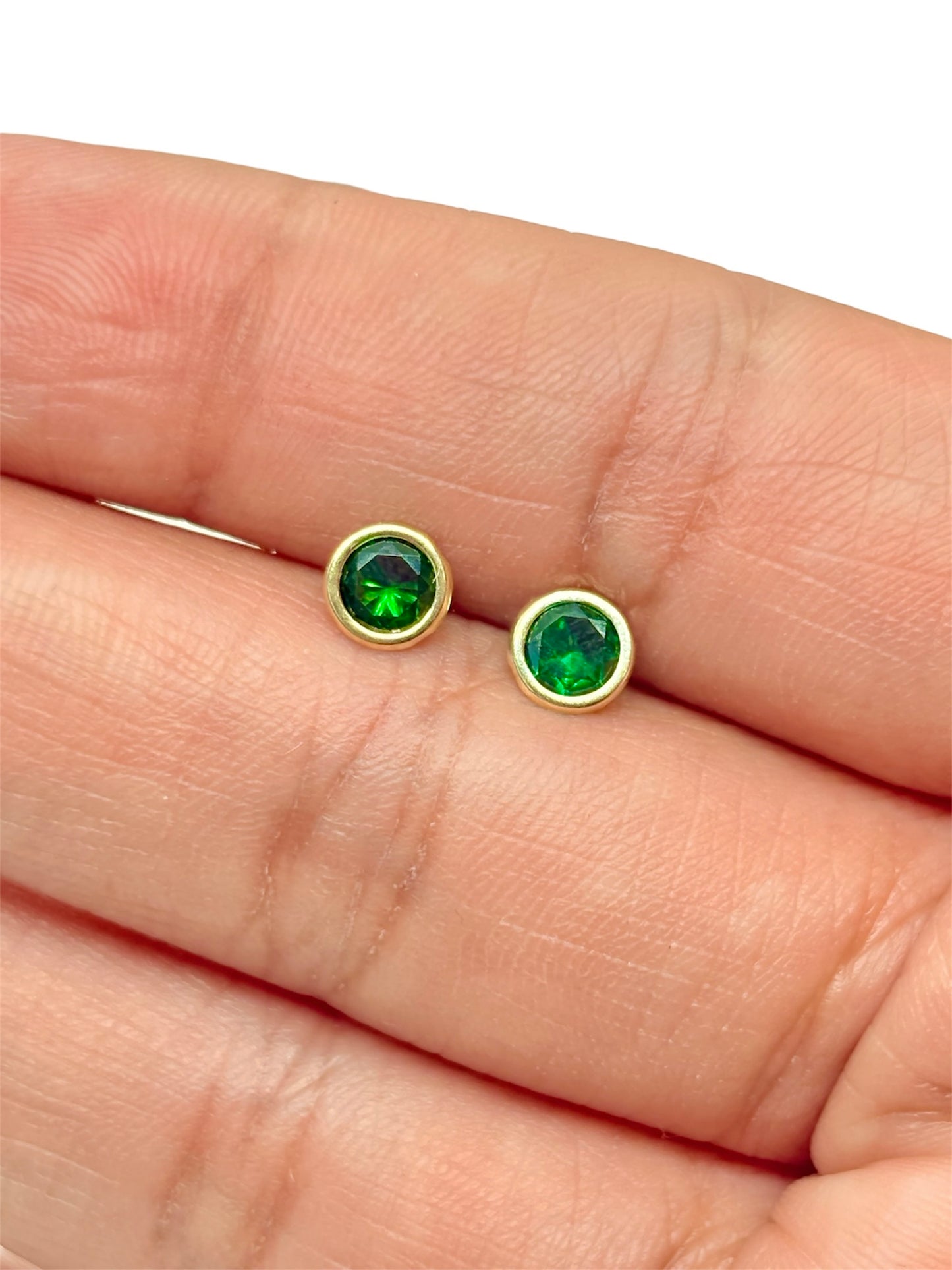 Par de Broquel basico con circonita color Verde echo de ORO 10K