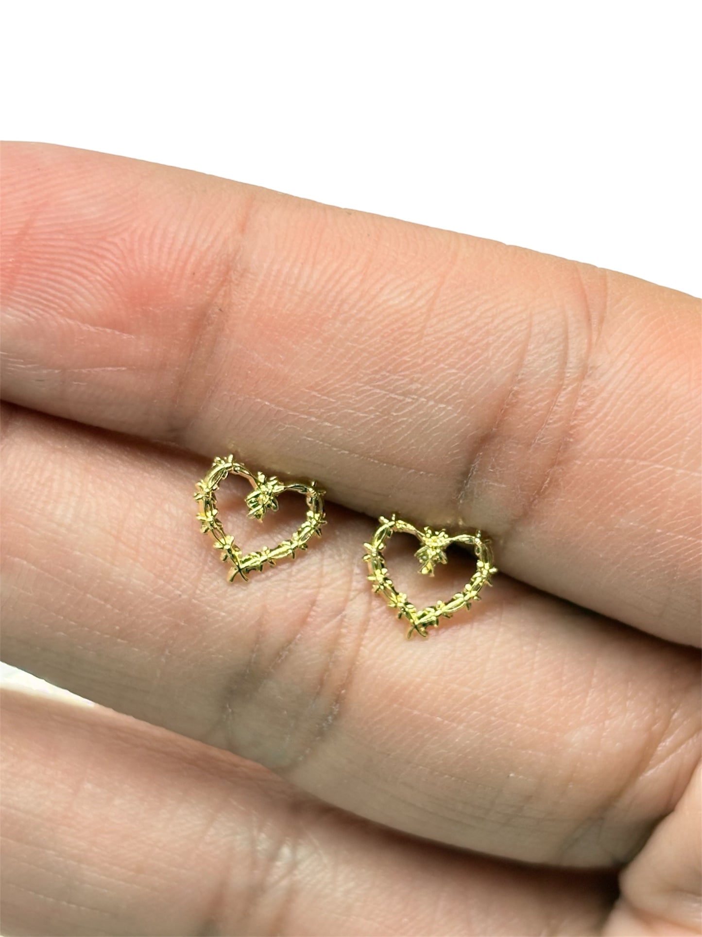 Par de Broquel Corazon espinas Karol G Chico Oro 10K