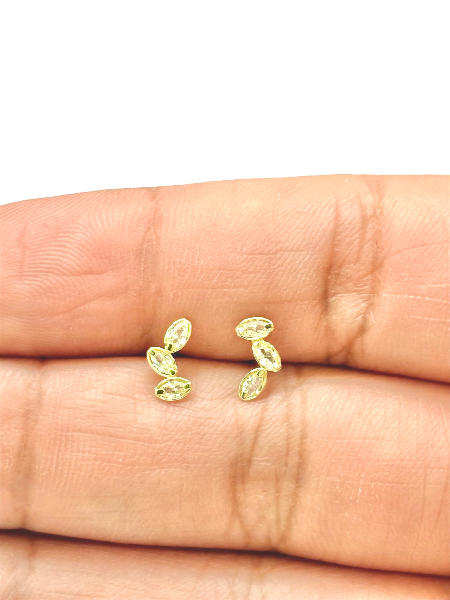 Par de broquel curvo floral con circonia Oro 10K