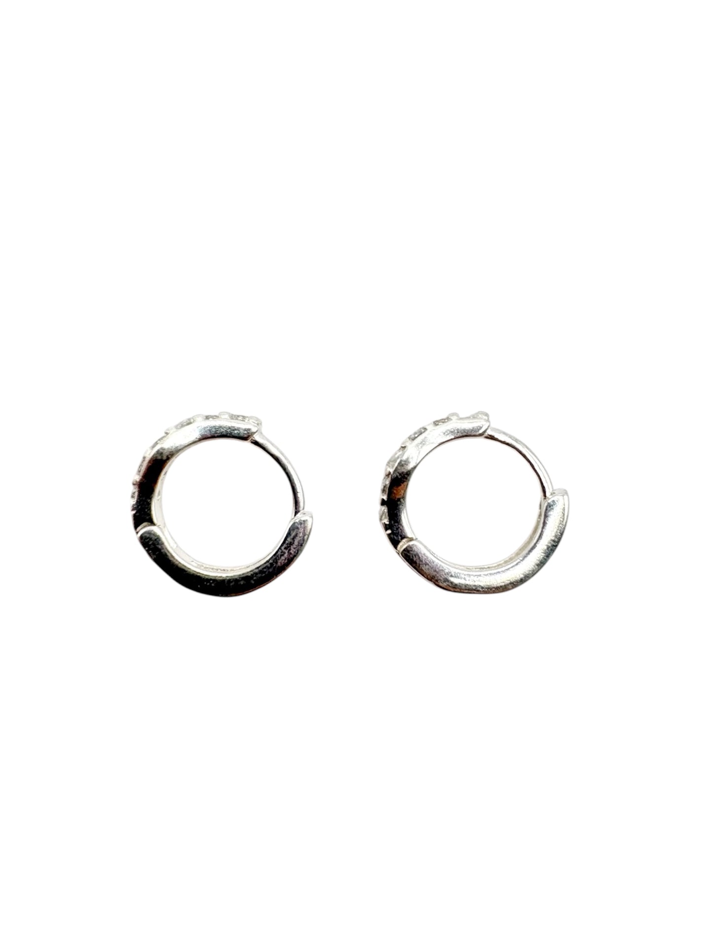 Par de Huggies con piedras hecho de Plata 925