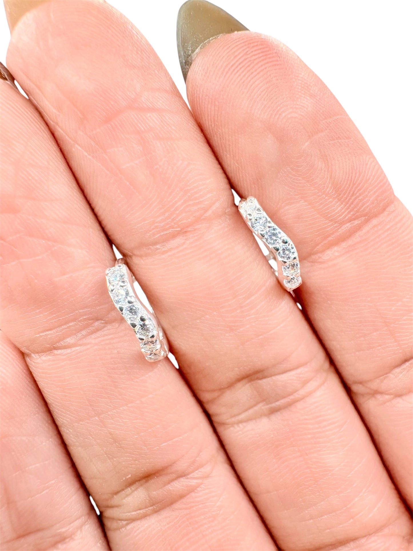 Par de Huggies con piedras hecho de Plata 925